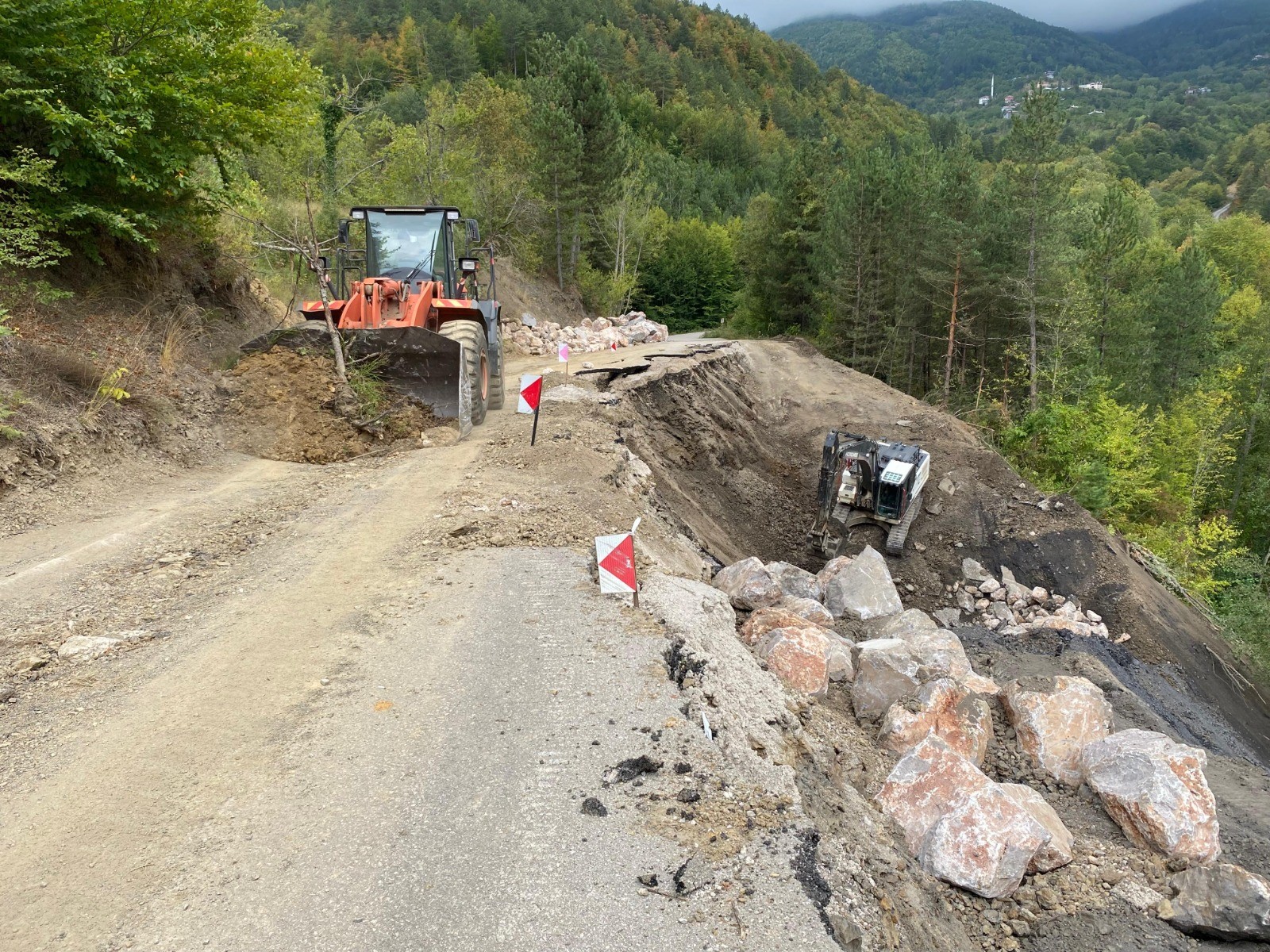 Heyelan Kastamonu'nun Köy Yolunu Ulaşıma Kapattı 3