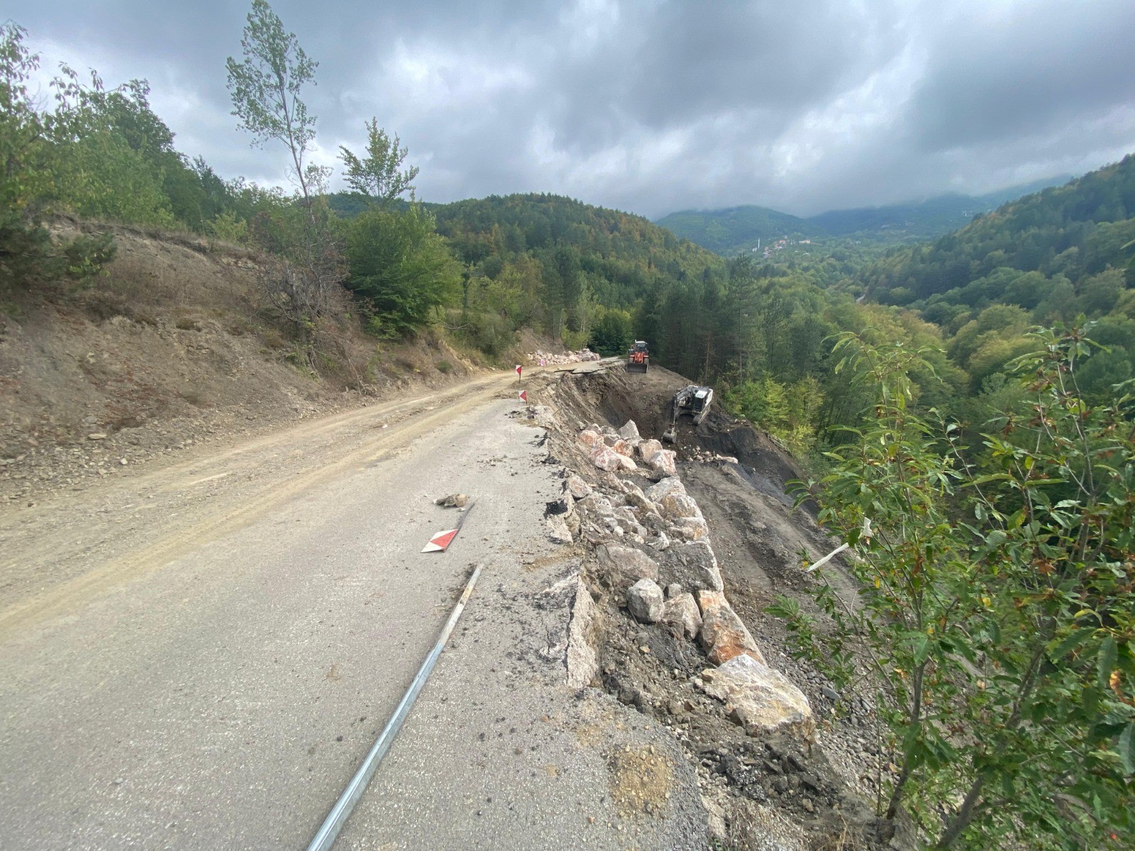 Heyelan Kastamonu'nun Köy Yolunu Ulaşıma Kapattı