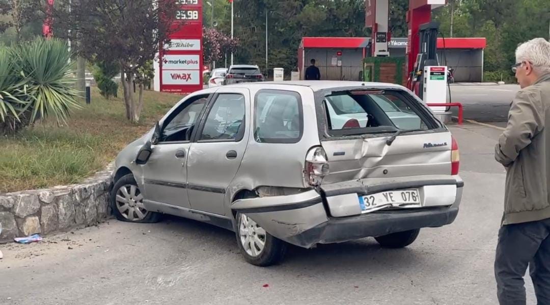 İki Otomobil Çarpıştı Meydana Gelen Kazada 2 Yaralı Var 2