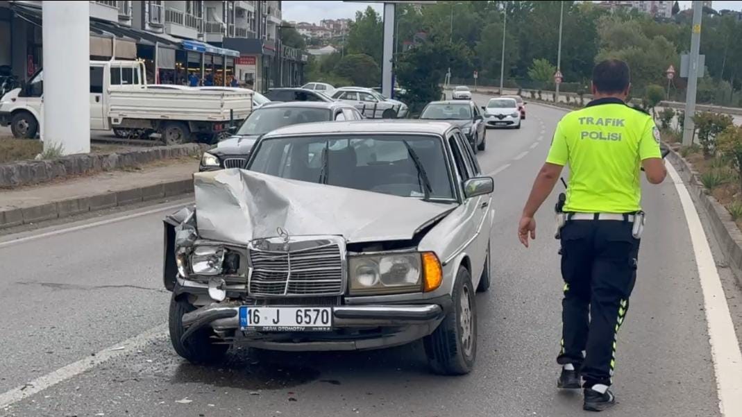 İki Otomobil Çarpıştı Meydana Gelen Kazada 2 Yaralı Var 22