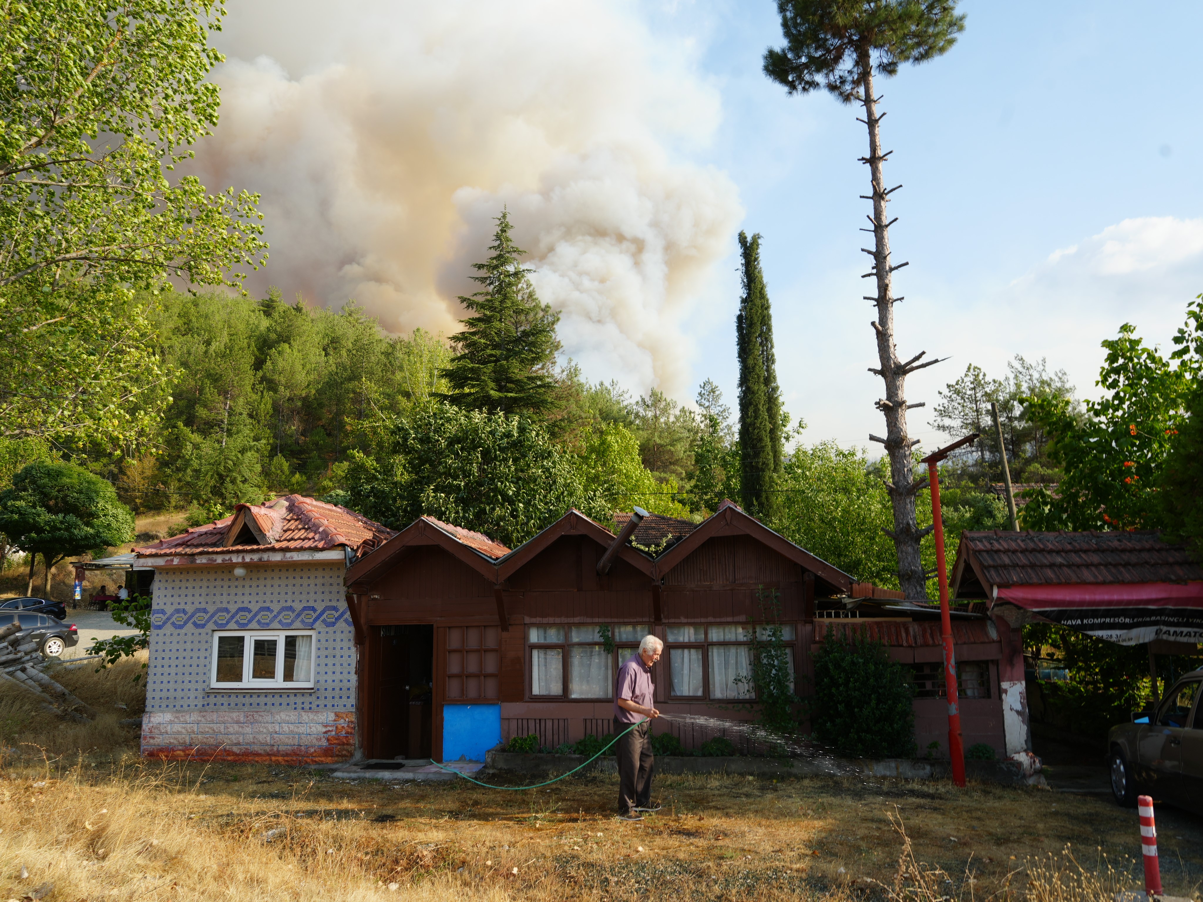 Kastamonu'da Evini Korumaya Çalıştı Feci Yangında Elindeki Hortumla Otları Islattı! 12