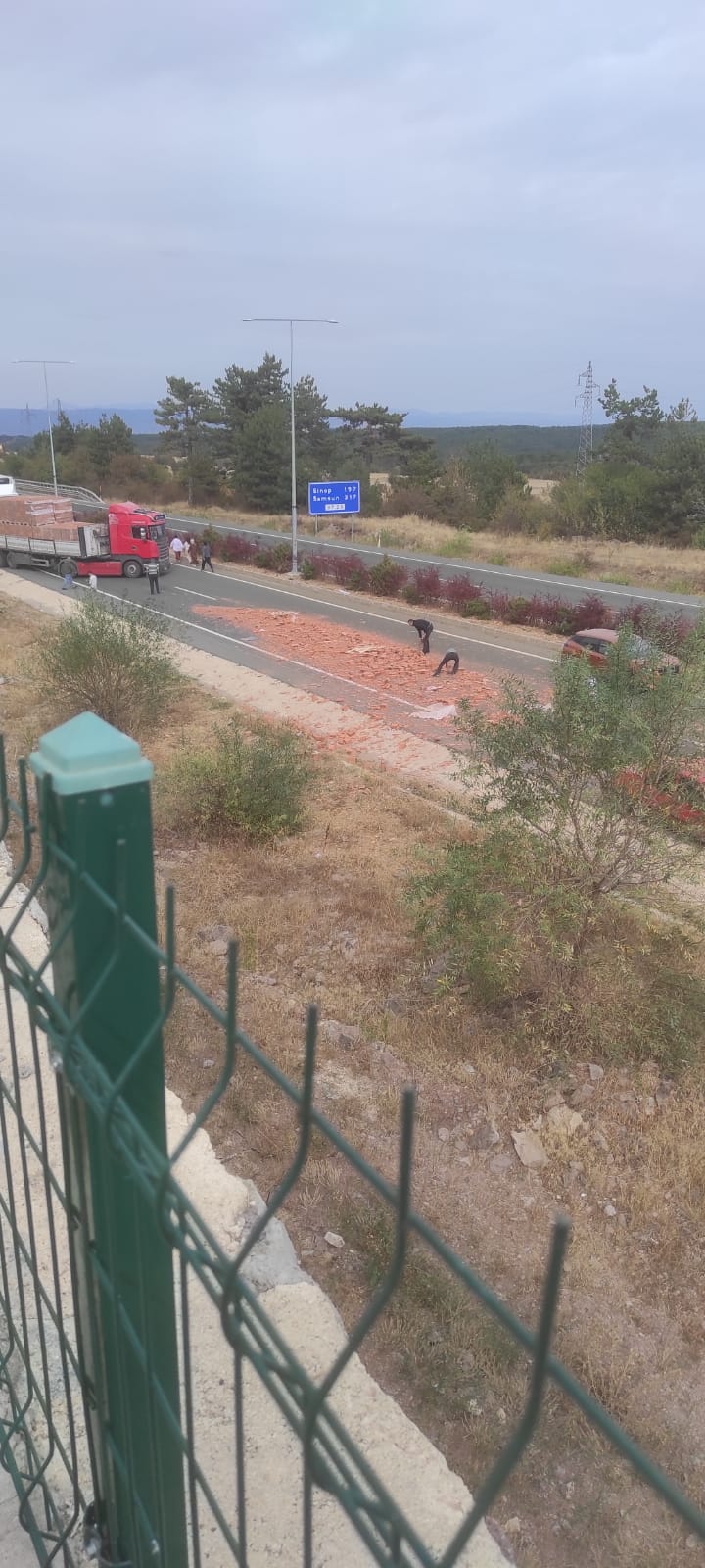Kastamonu'da Feci Kaza Tırdaki Tuğlalar Yola Saçıldı! 1