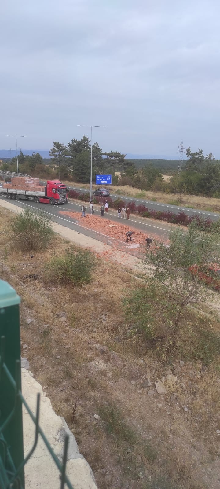Kastamonu'da Feci Kaza Tırdaki Tuğlalar Yola Saçıldı! 2