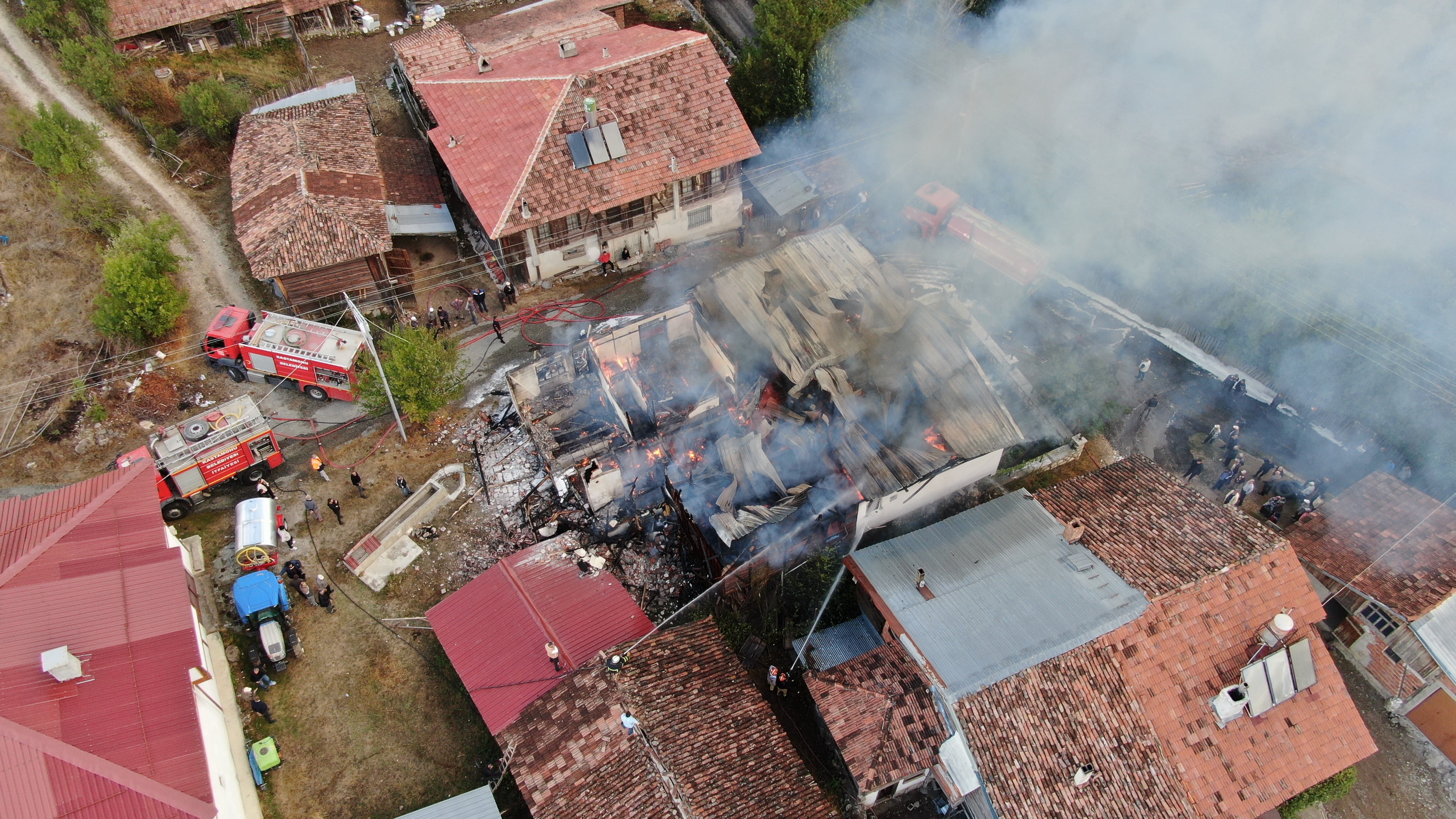 Kastamonu'da Iki Katlı Konak Alev Alev Yandı 12