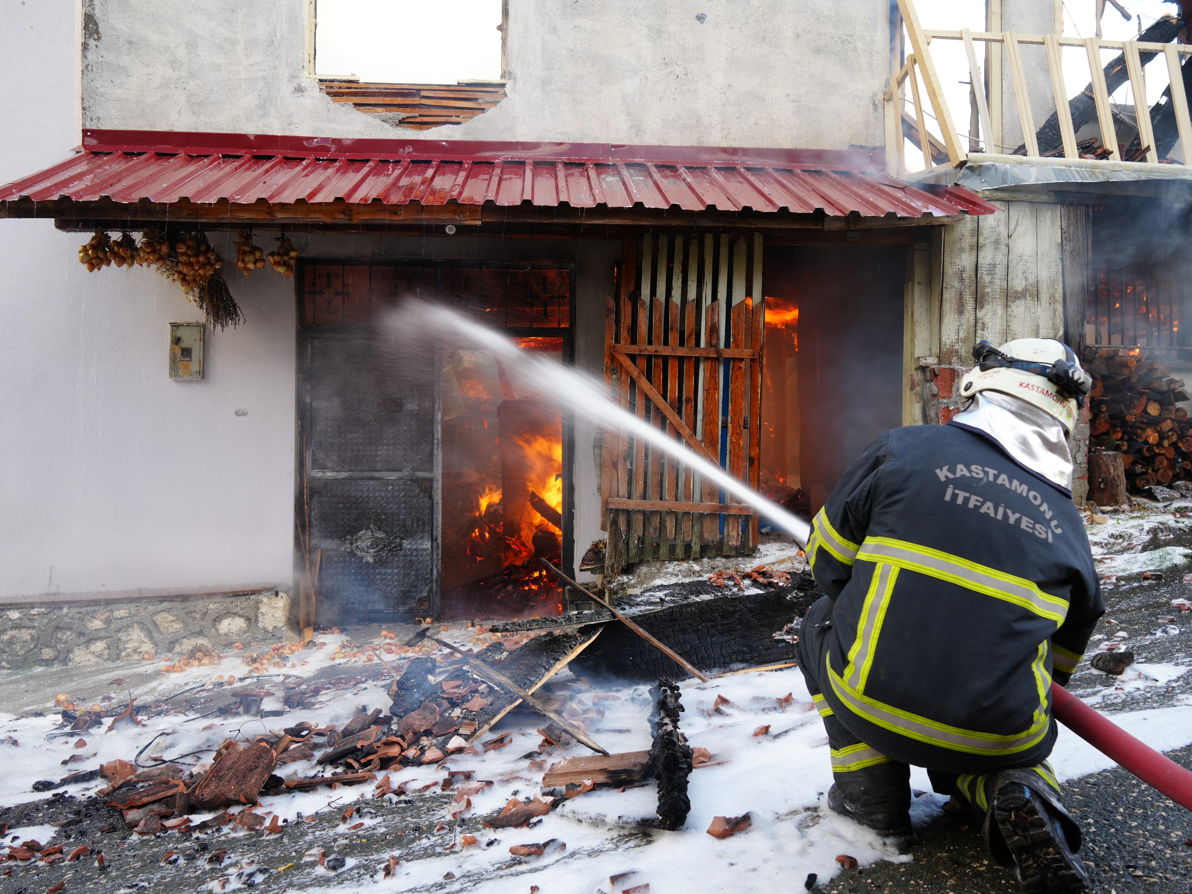 Kastamonu'da Iki Katlı Konak Alev Alev Yandı 13