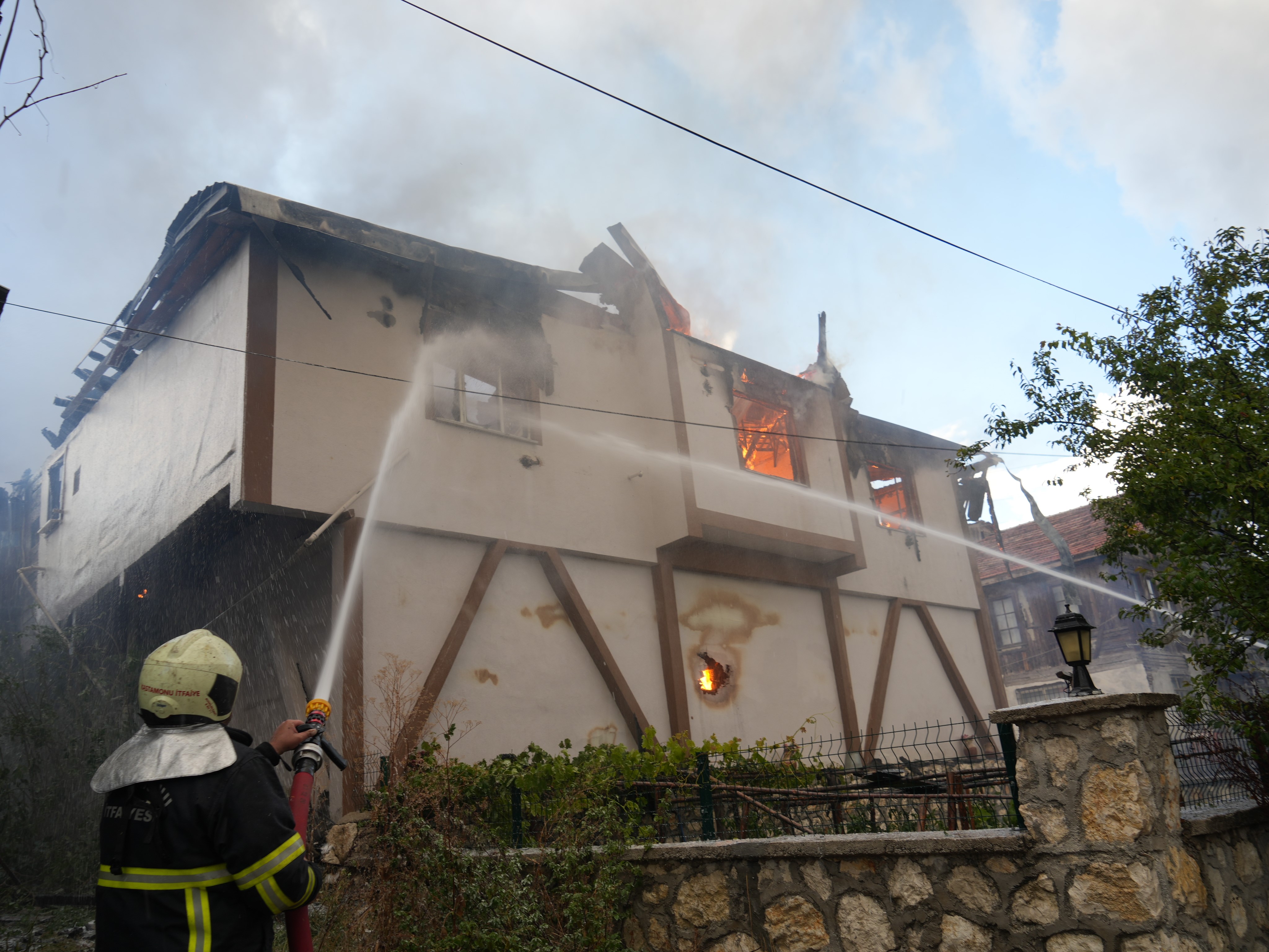 Kastamonu'da Iki Katlı Konak Alev Alev Yandı 2