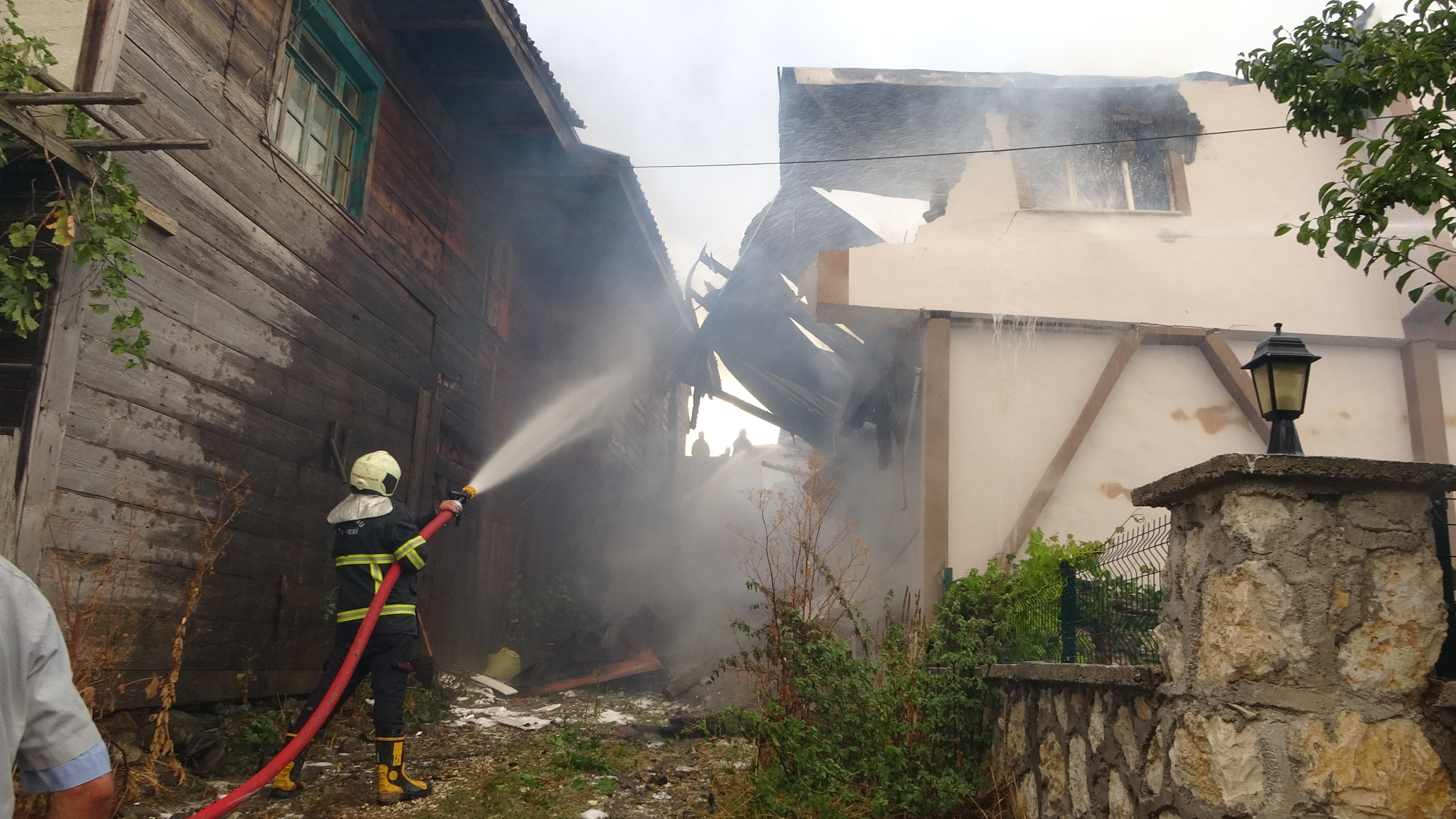 Kastamonu'da Iki Katlı Konak Alev Alev Yandı 5