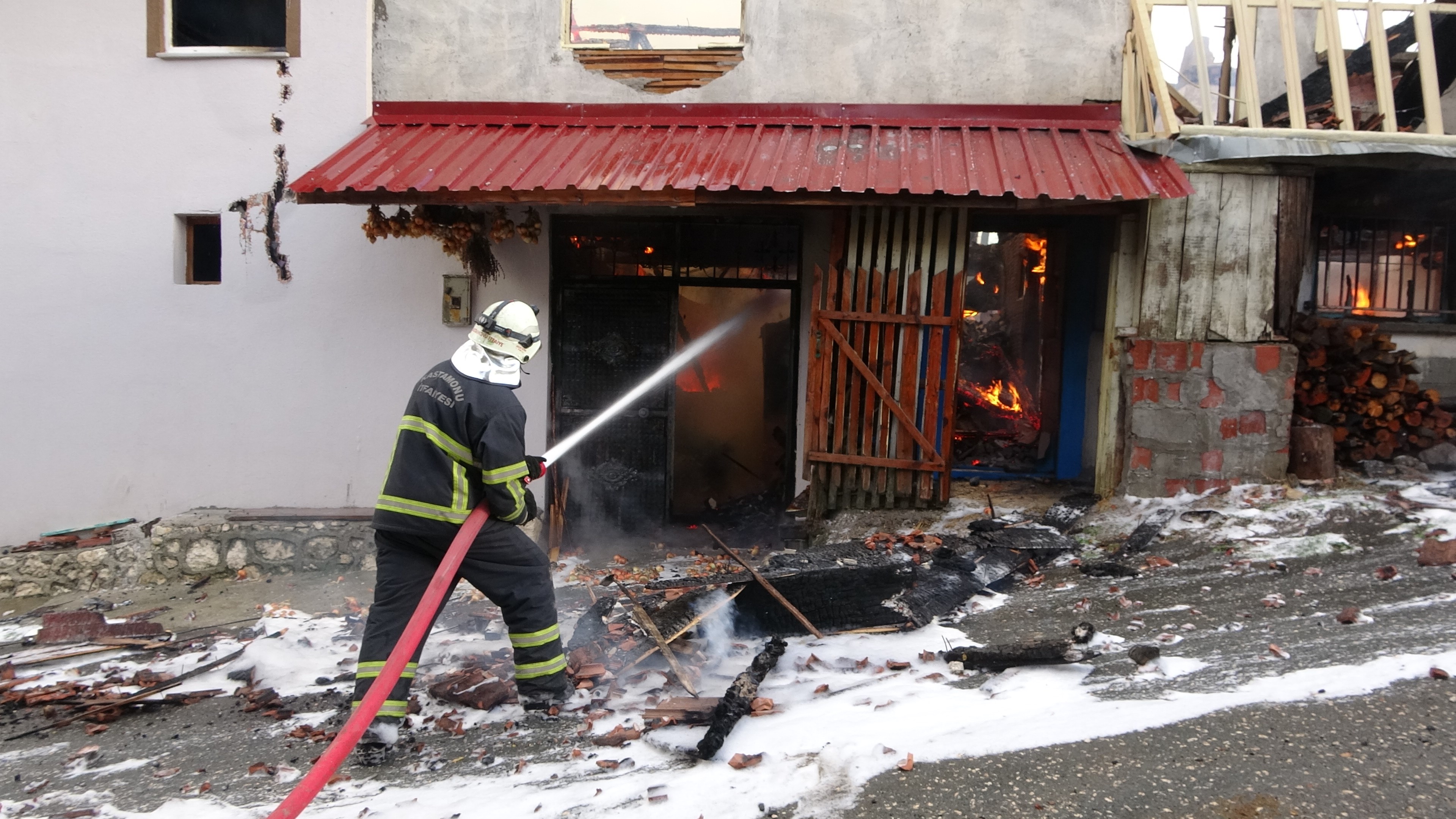Kastamonu'da Iki Katlı Konak Alev Alev Yandı 6