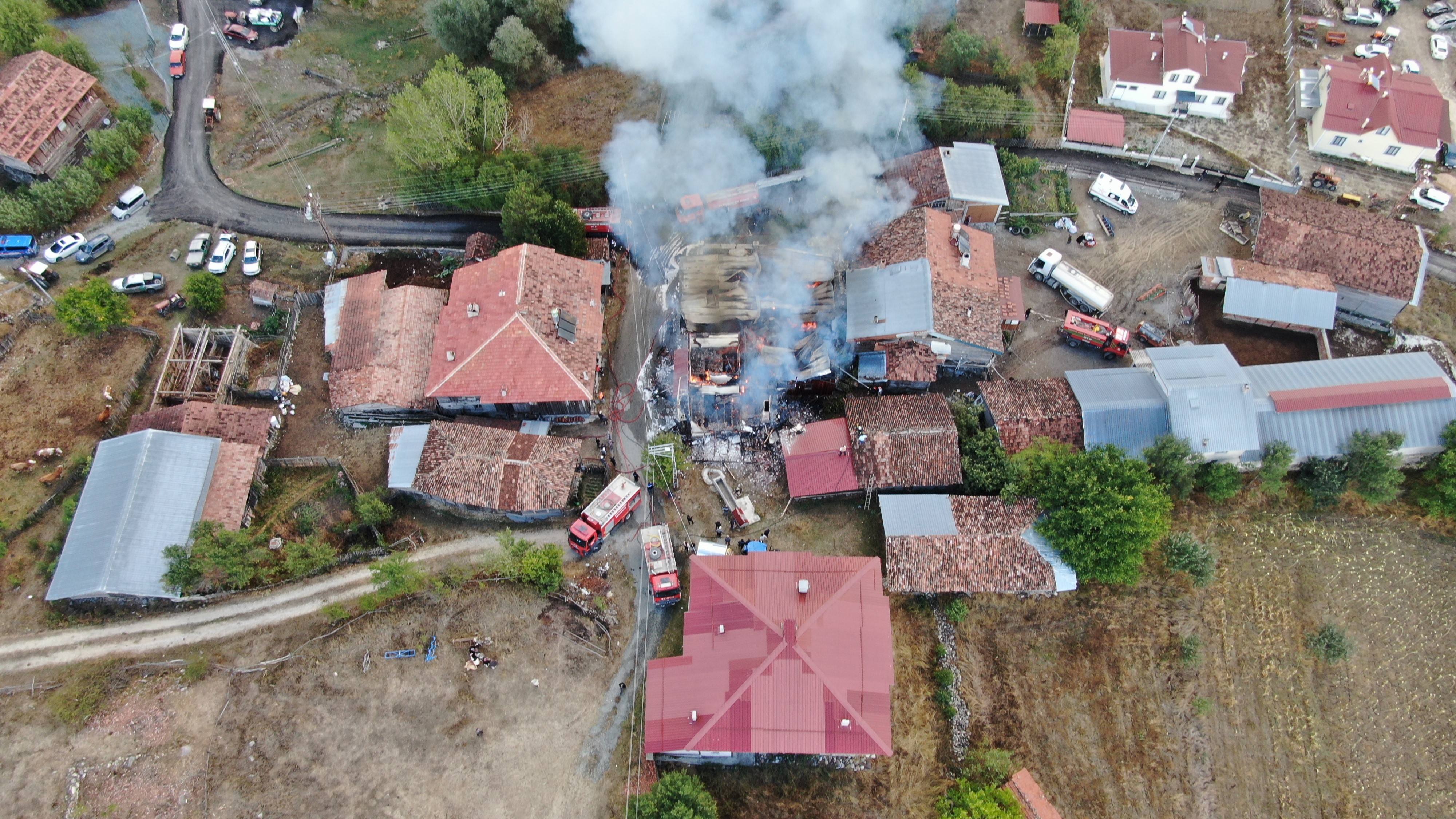 Kastamonu'da Iki Katlı Konak Alev Alev Yandı 8
