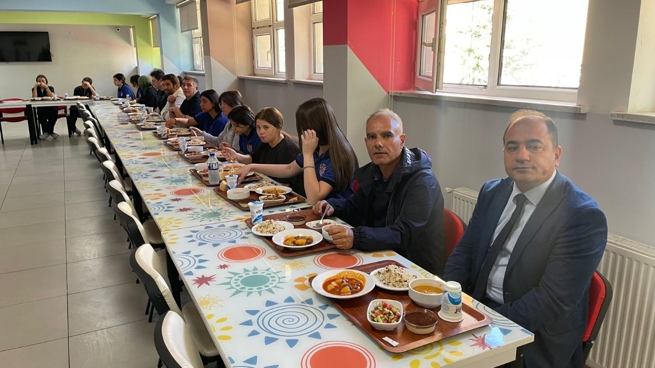 Kastamonu’da Kaymakam Özeş, Öğrencilerin Sofrasına Misafir Oldu (5)