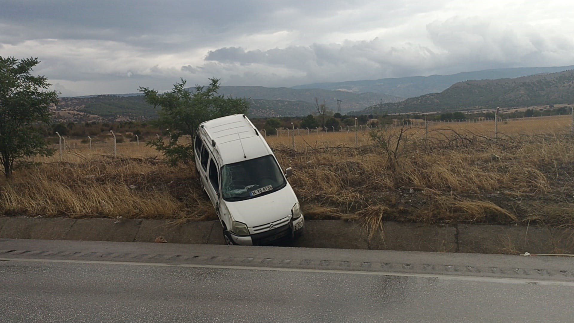 Kastamonu'da Ticari Araç Refüje Çarptı 1 Ölü, 1 Yaralı 3