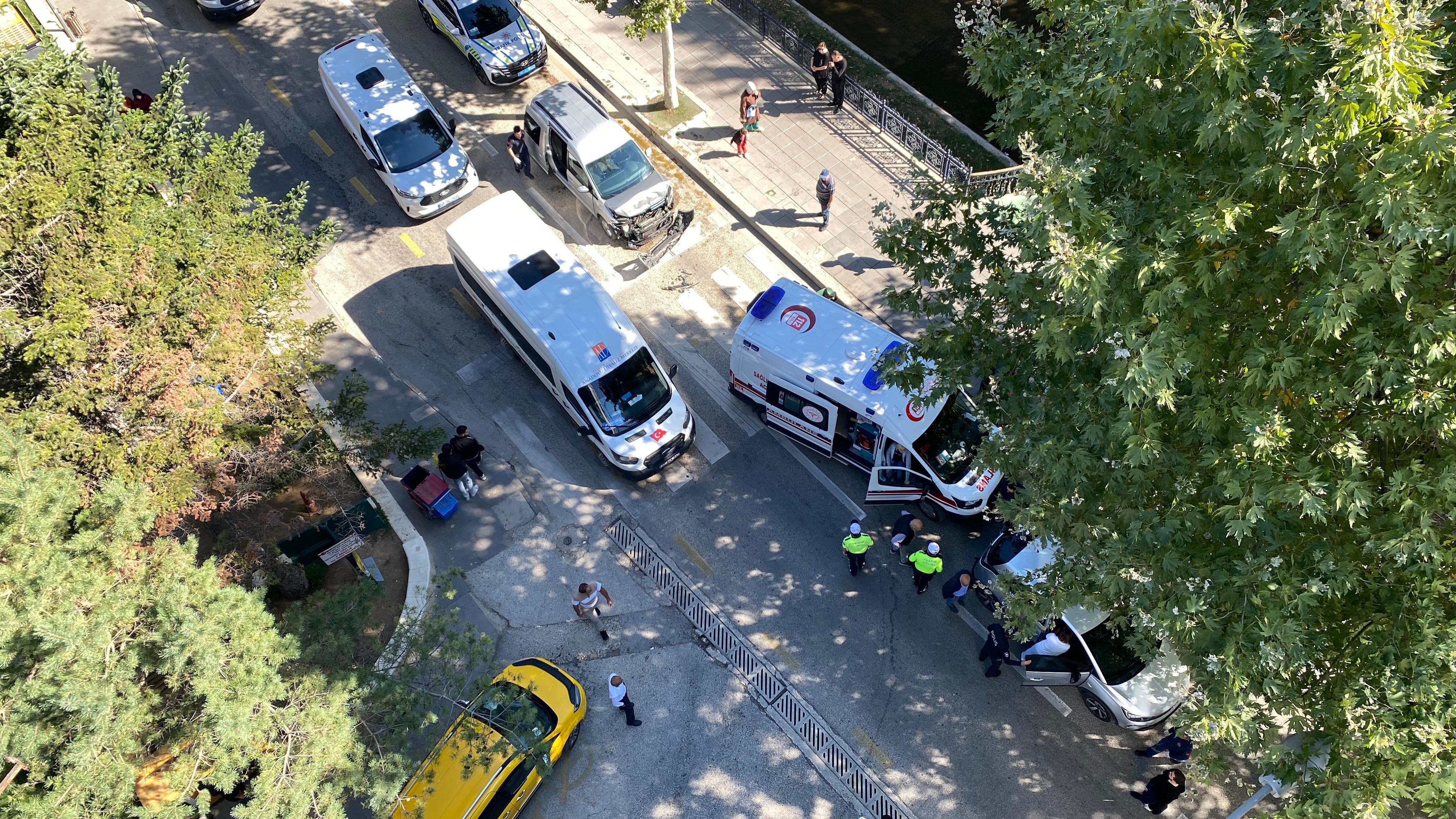 Kastamonu'da Yayaya Yol Vermek Için Durdu, Ticari Araç Çarptı 2 Yaralı Var! 1