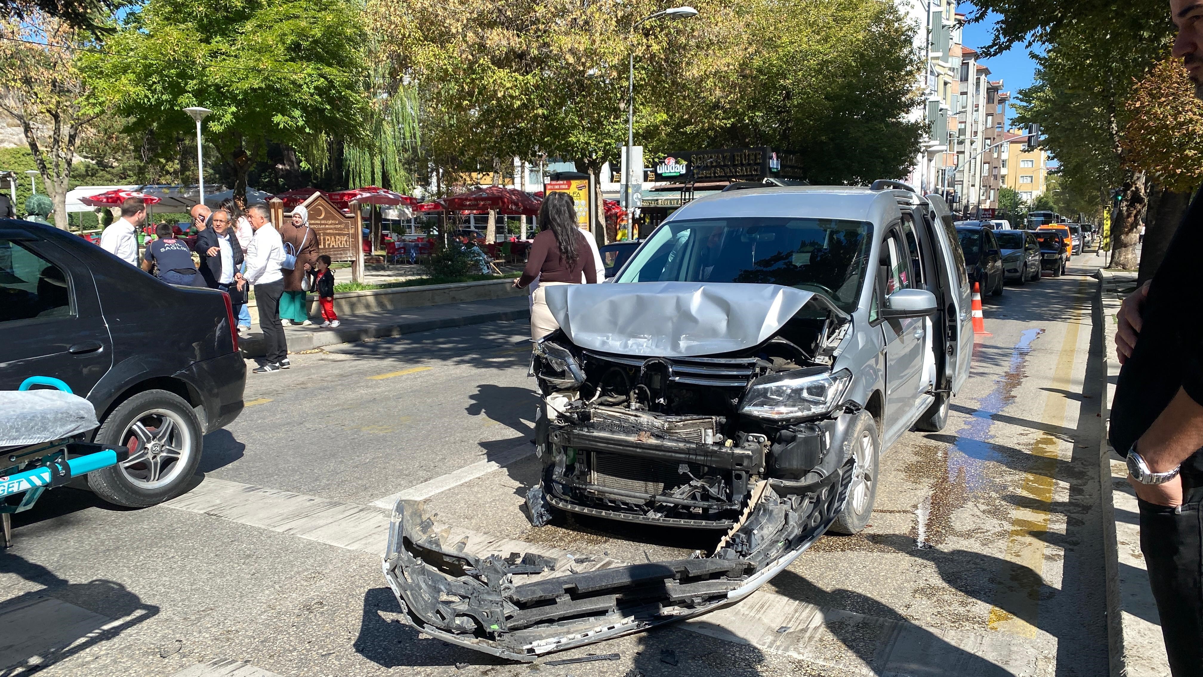 Kastamonu'da Yayaya Yol Vermek Için Durdu, Ticari Araç Çarptı 2 Yaralı Var! 22
