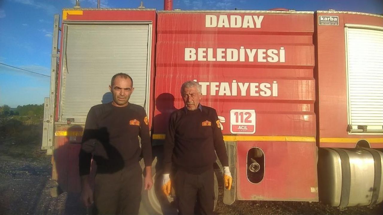 Kastamonu’da Yürek Isıtan Olay Çaya Düşen Engelli Kedi Kurtarıldı (3)