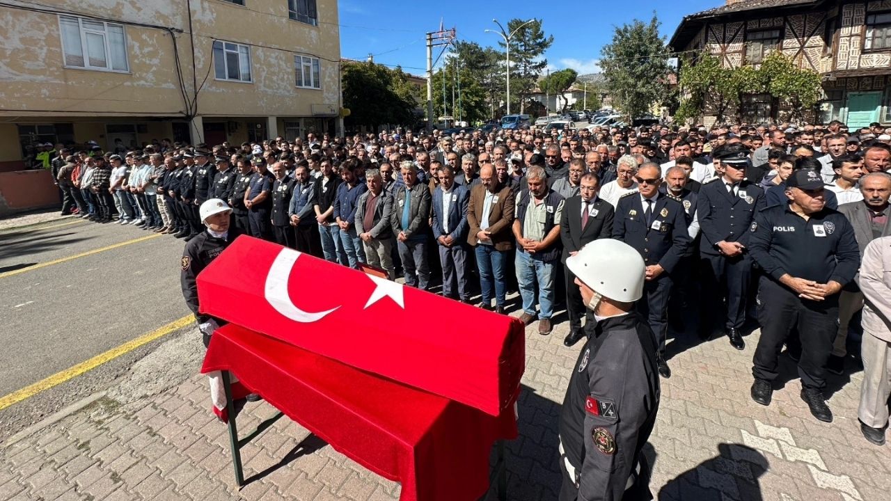 Kastamonu'da Yürek Yakan Veda Genç Polis Adayı Son Yolculuğuna Uğurlandı (1)