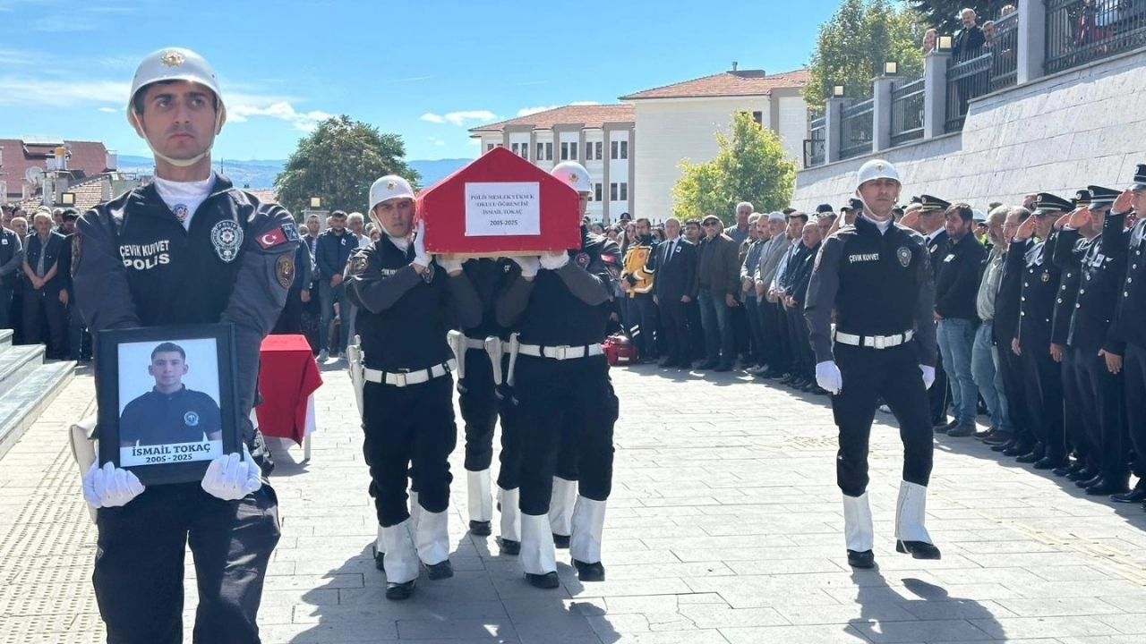 Kastamonu'da Yürek Yakan Veda Genç Polis Adayı Son Yolculuğuna Uğurlandı (4)