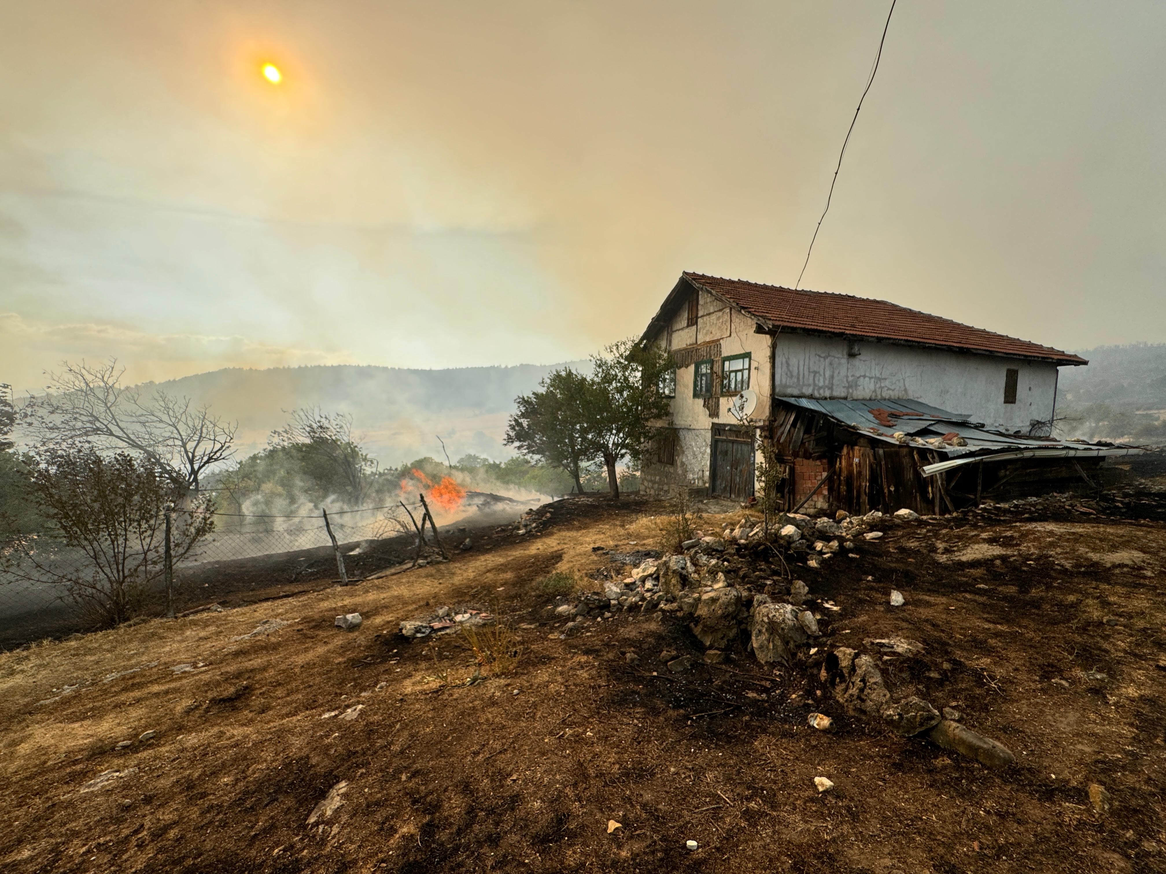 Kastamonu'nun Ilçesinde 3 Evin Yandığı Köyde Müdahale Sürüyor