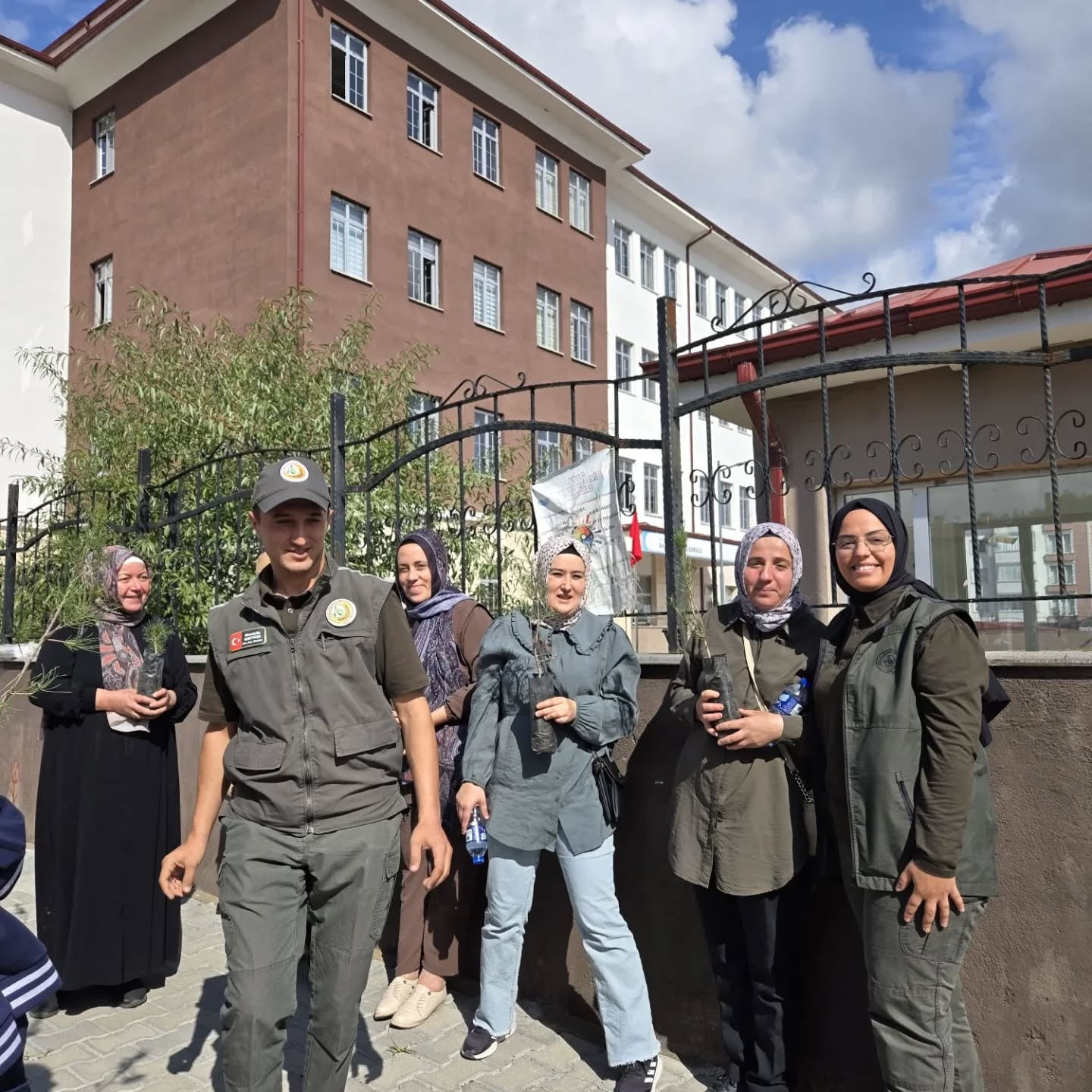 Kastamonu'nun Ilçesinde Öğrencilere Fidan Dağıtıldı 2000