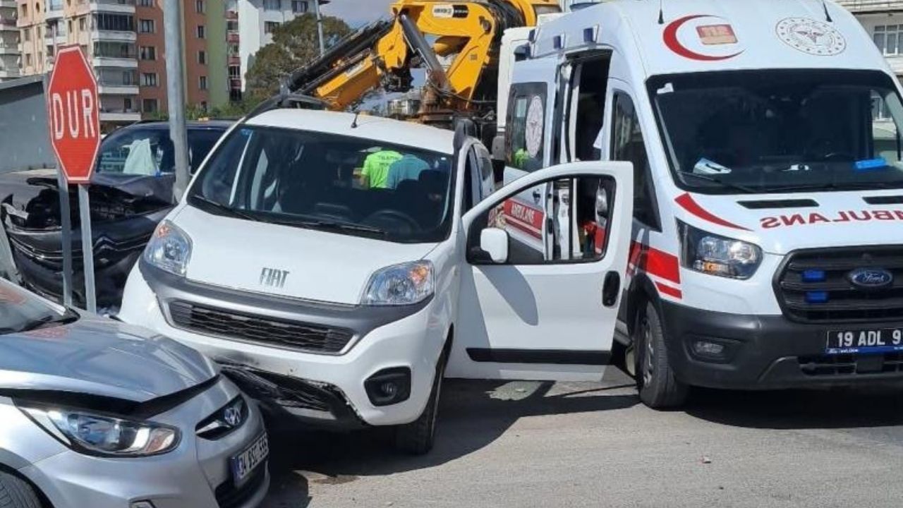 Kavşakta Zincirleme Kaza 2 Kişi Yaralandı (2)