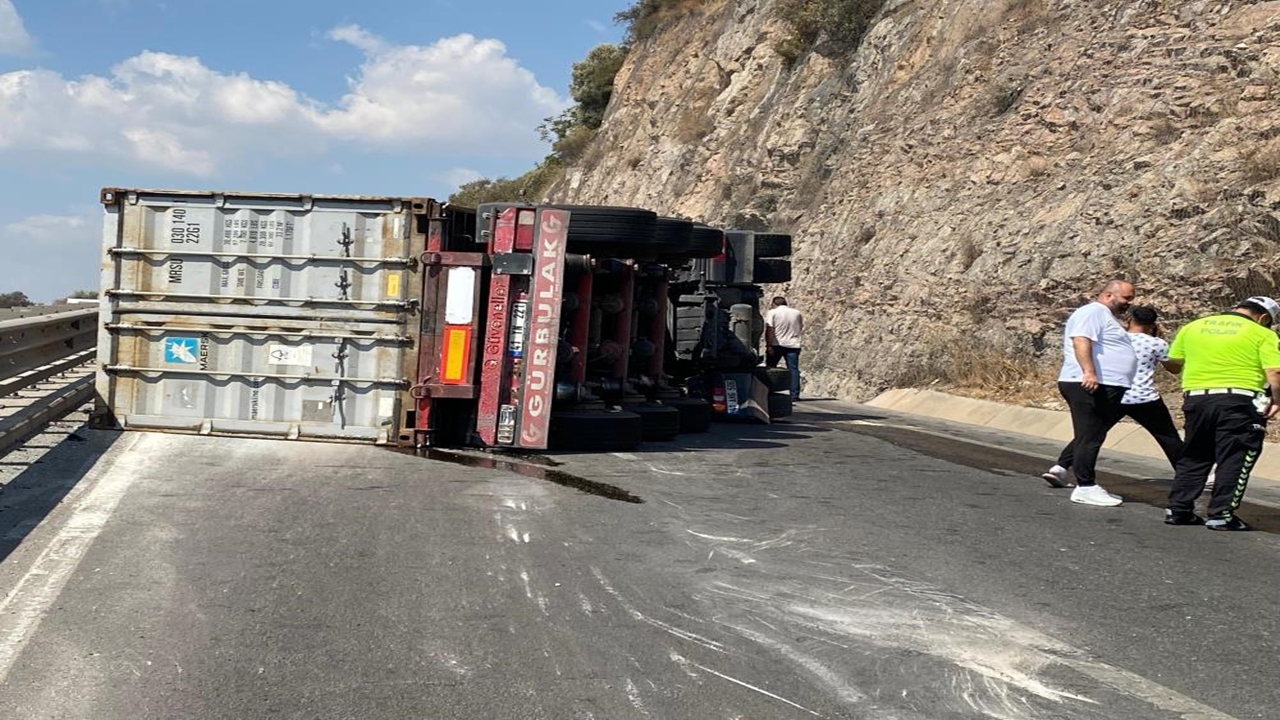 Kocaeli Tır Devrildi (2)
