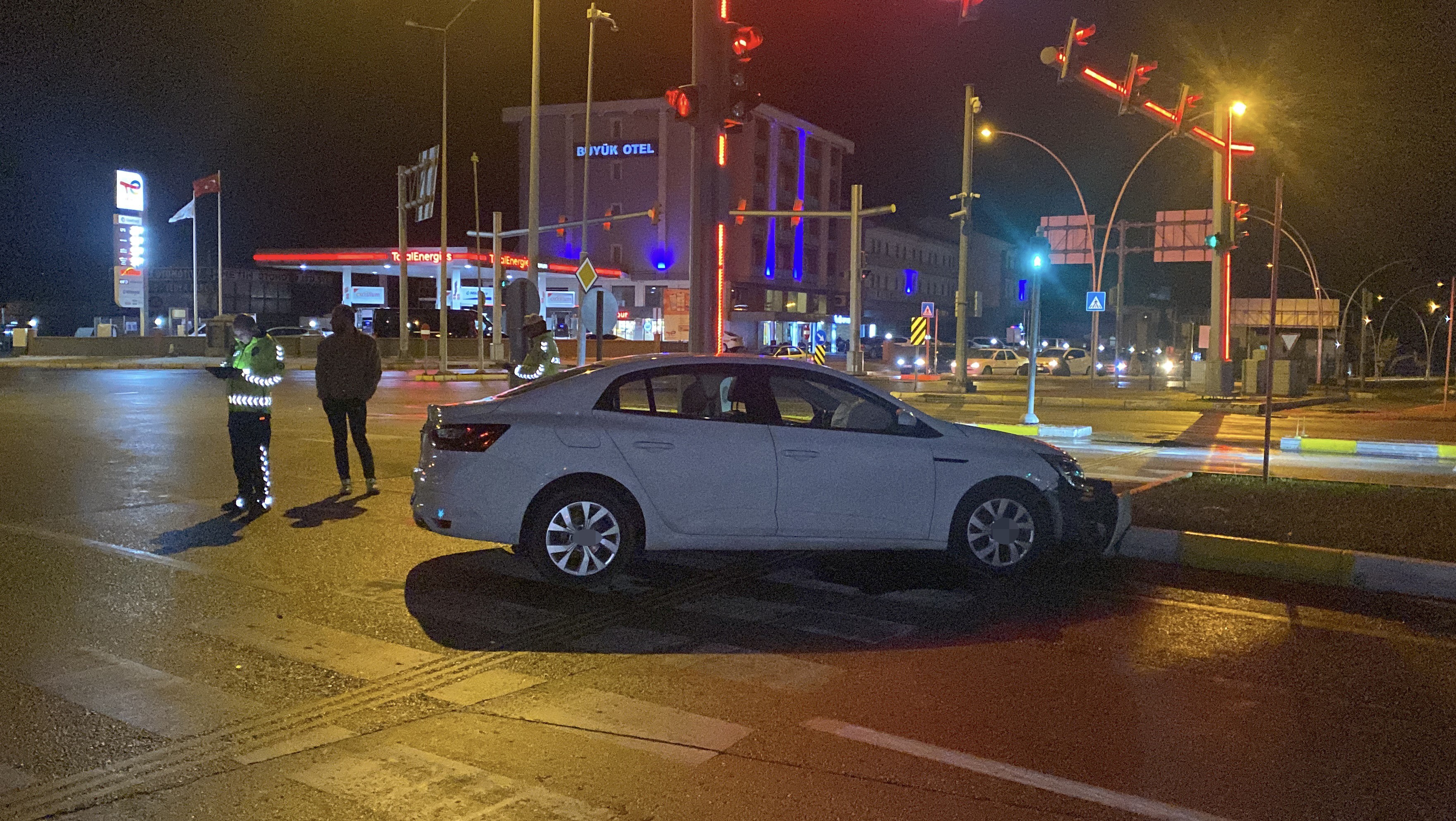 Komşu Ilde Otomobil Refüje Çarptı 1 Yaralı Var 22