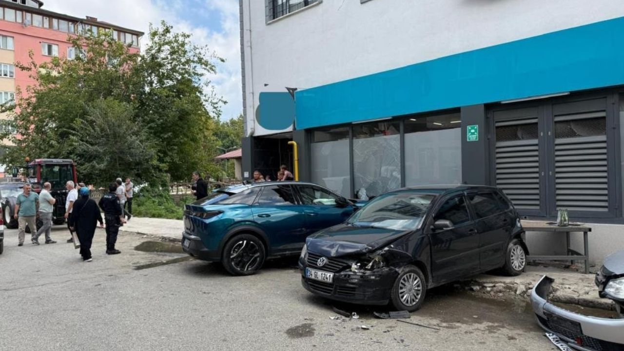 Kontrolünü Kaybetti, Park Halindeki 2 Araca Çarptı 1 Kişi Yaralandı (3)