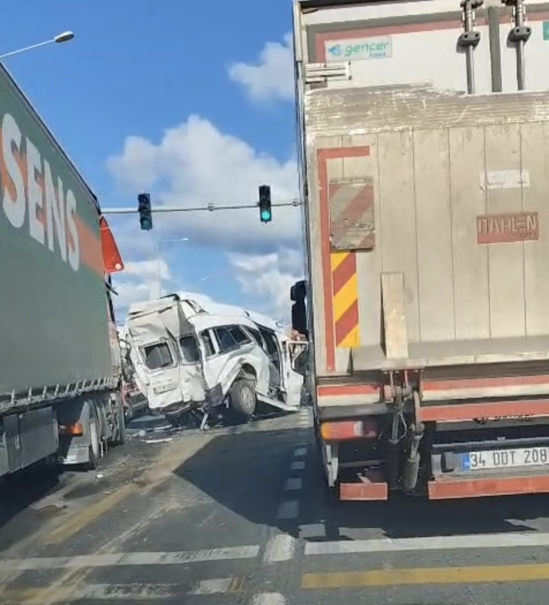Minibüs Ile Tır Çarpıştı Feci Kazada 15 Yaralı Var 1