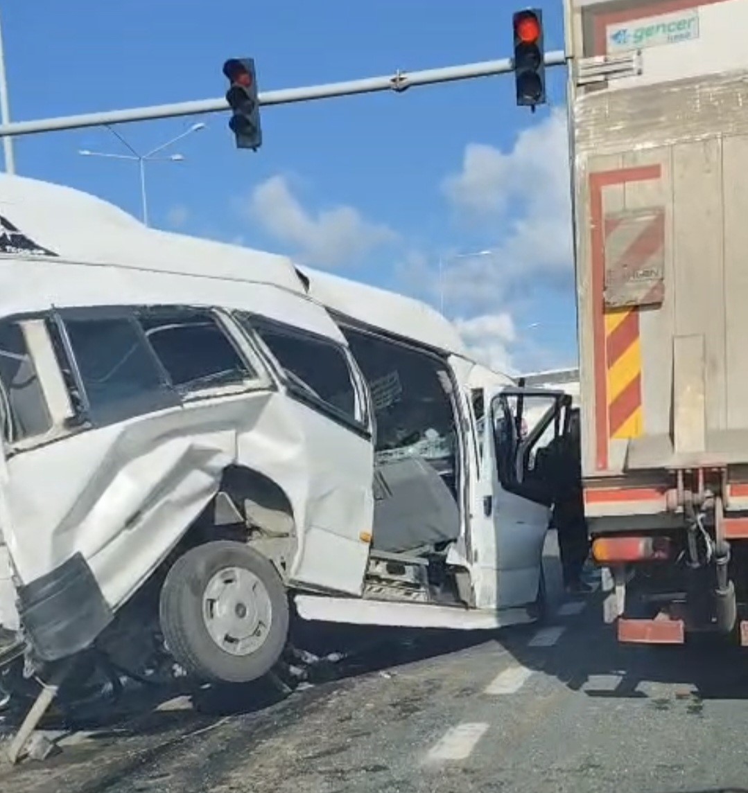 Minibüs Ile Tır Çarpıştı Feci Kazada 15 Yaralı Var 2