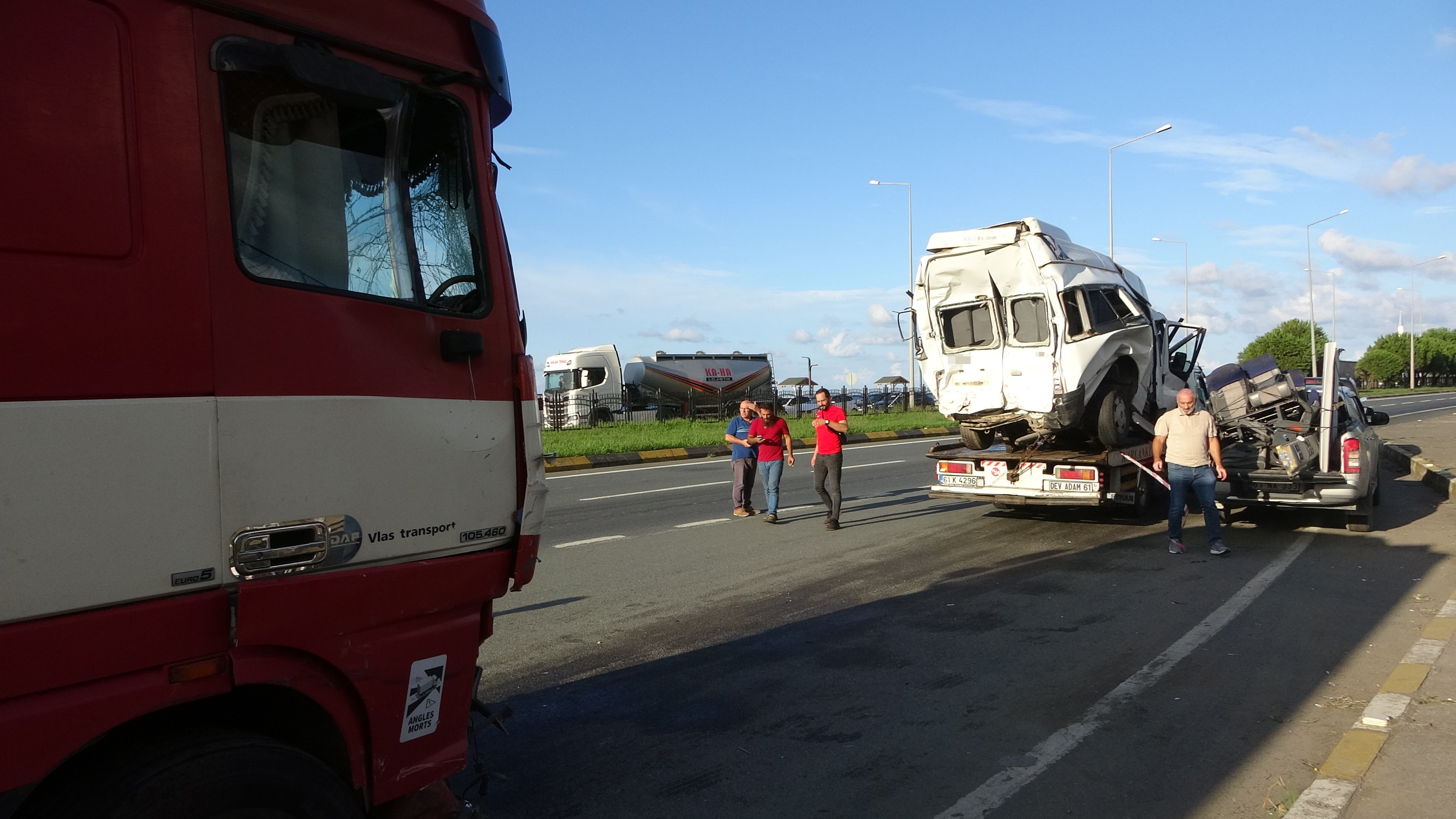 Minibüs Ile Tır Çarpıştı Feci Kazada 15 Yaralı Var 5