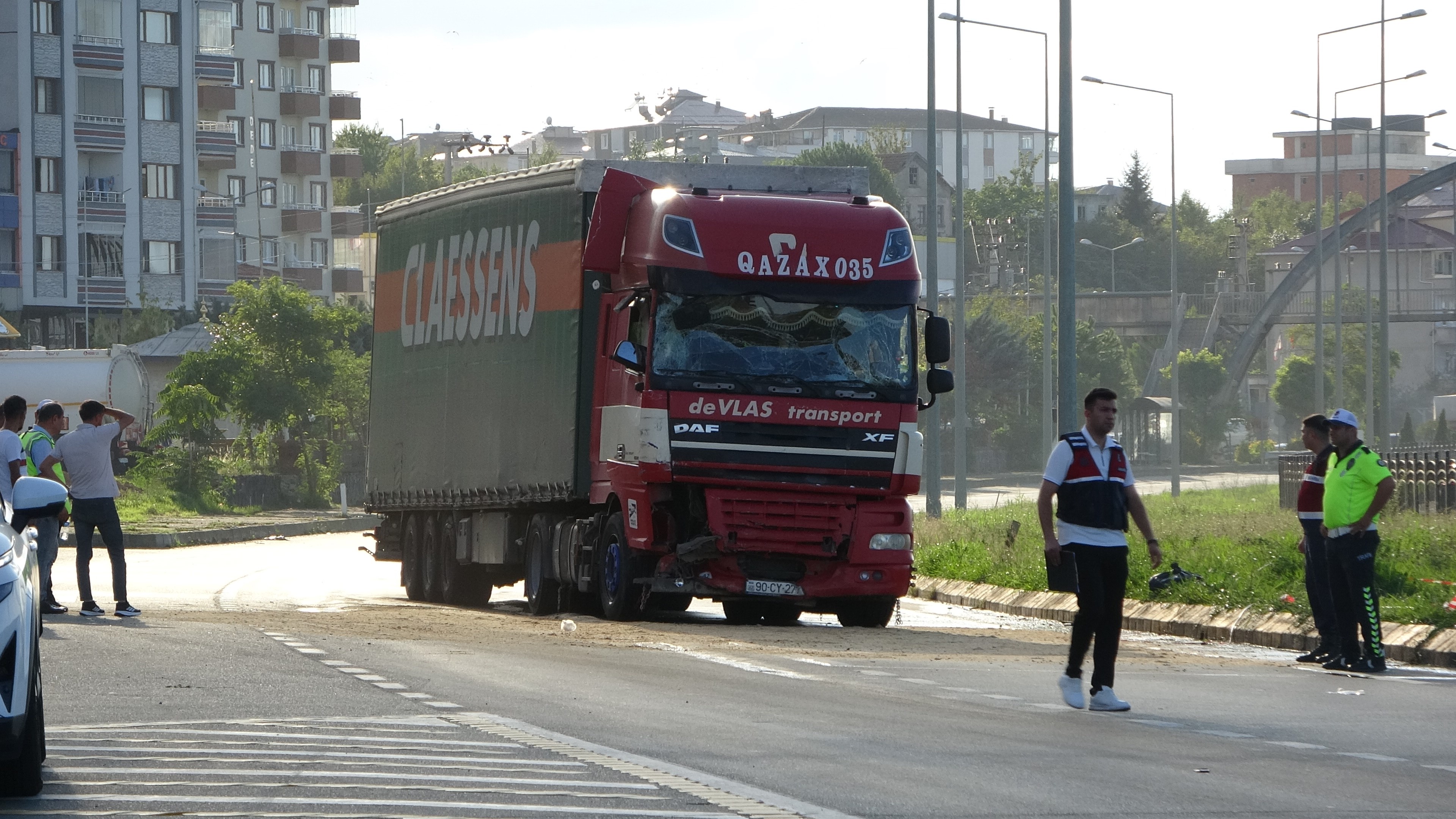 Minibüs Ile Tır Çarpıştı Feci Kazada 15 Yaralı Var 6