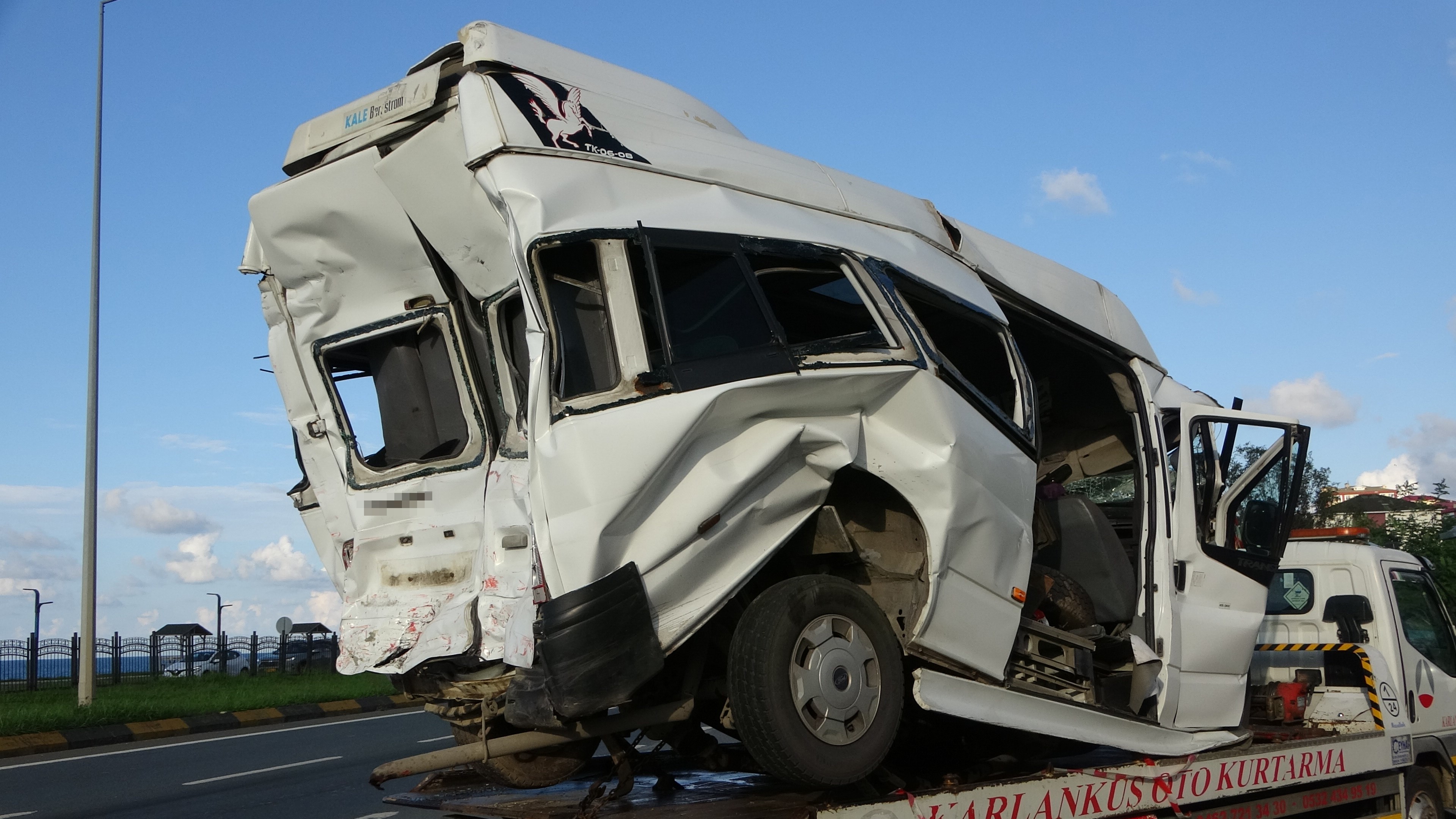 Minibüs Ile Tır Çarpıştı Feci Kazada 15 Yaralı Var 7