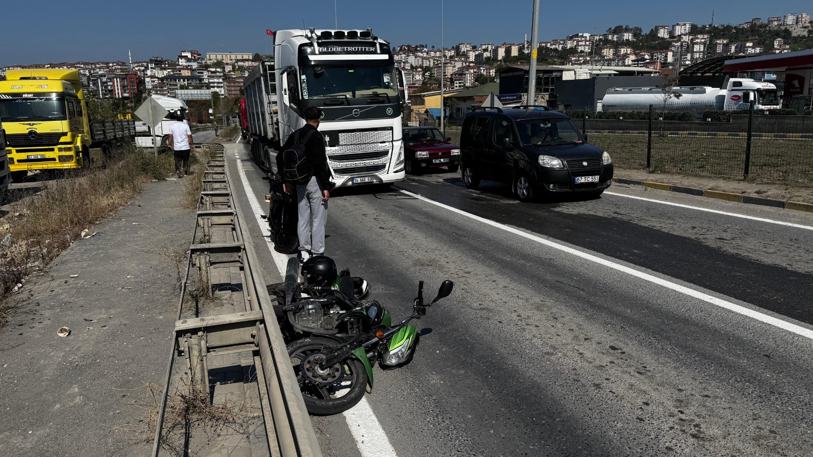 Motosiklete Çarpan Otomobil Sürücüsü Kaçtı 1 Yaralı 182