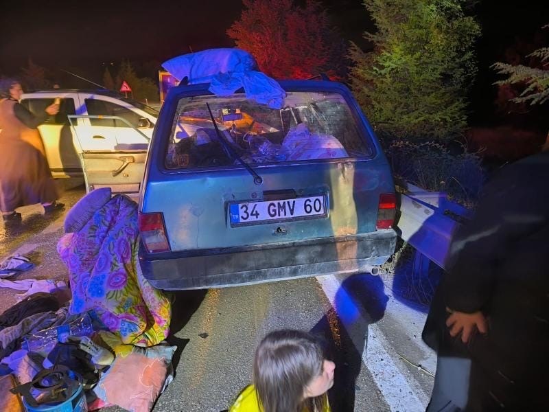Otomobiller Çarpıştı Feci Kazada 2'Si Çocuk 6 Yaralı Var