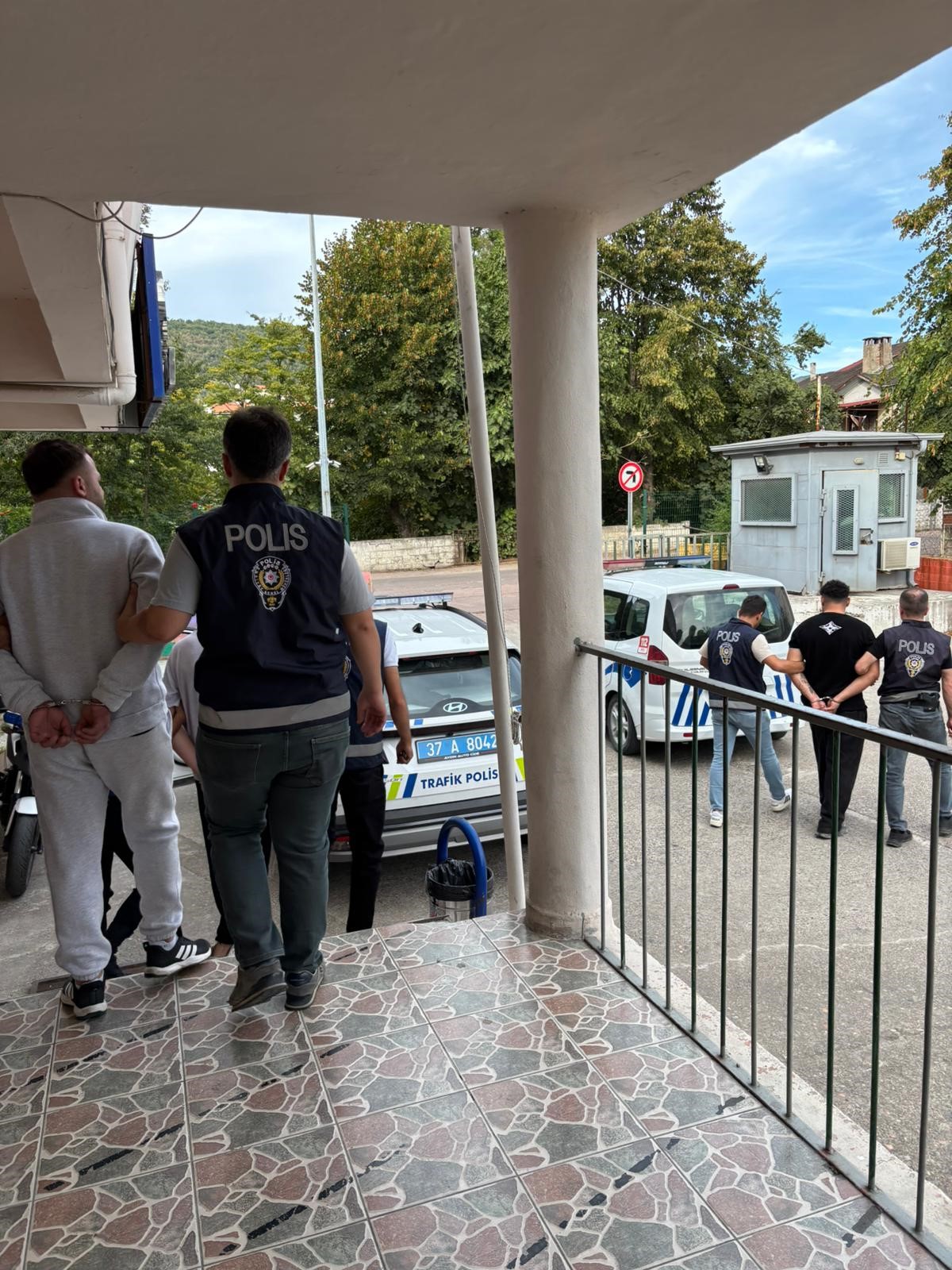 Son Dakika Kastamonu'da Restoranda Yemek Yiyen Polisi Darp Ettiler! 20012