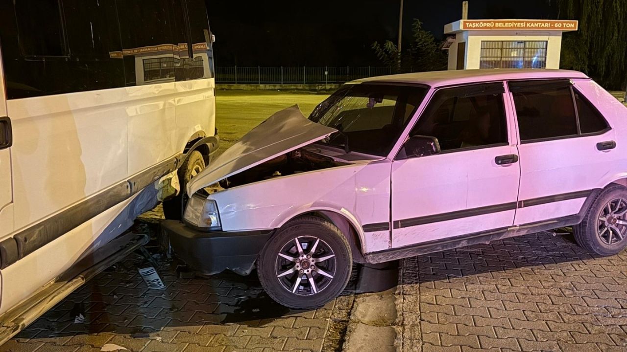 Son Dakika Taşköprü’de Park Halindeki Minibüse Çarptı 1 Yaralı (1)