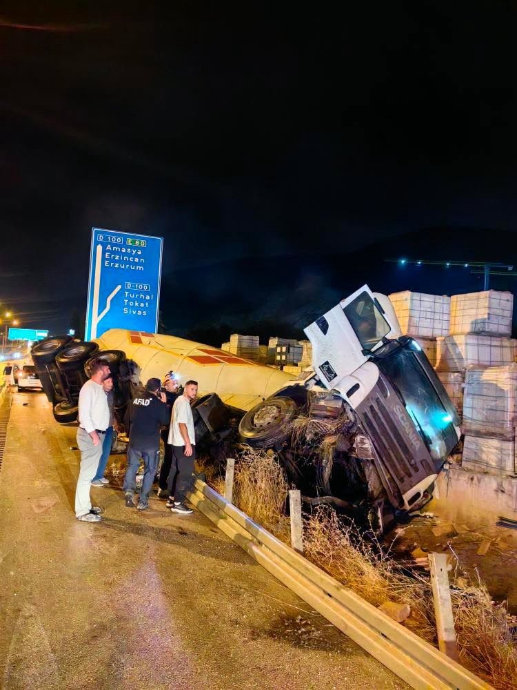 Tanker Devrildi Feci Kazada 1 Kişi Yaralandı 1