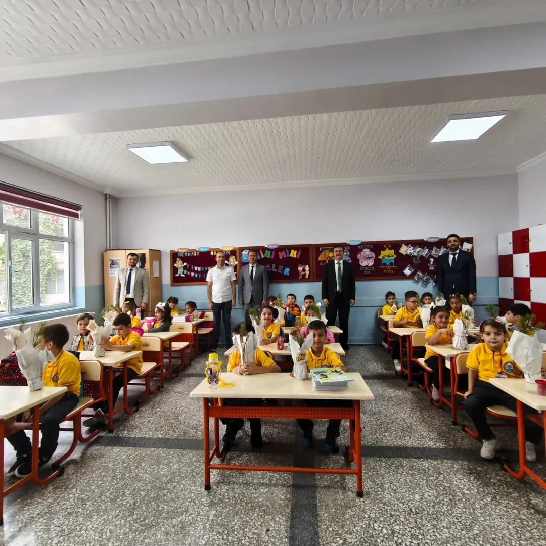 Taşköprü'de Yeni Eğitim Öğretim Yılı Fidanlarla Başladı 8