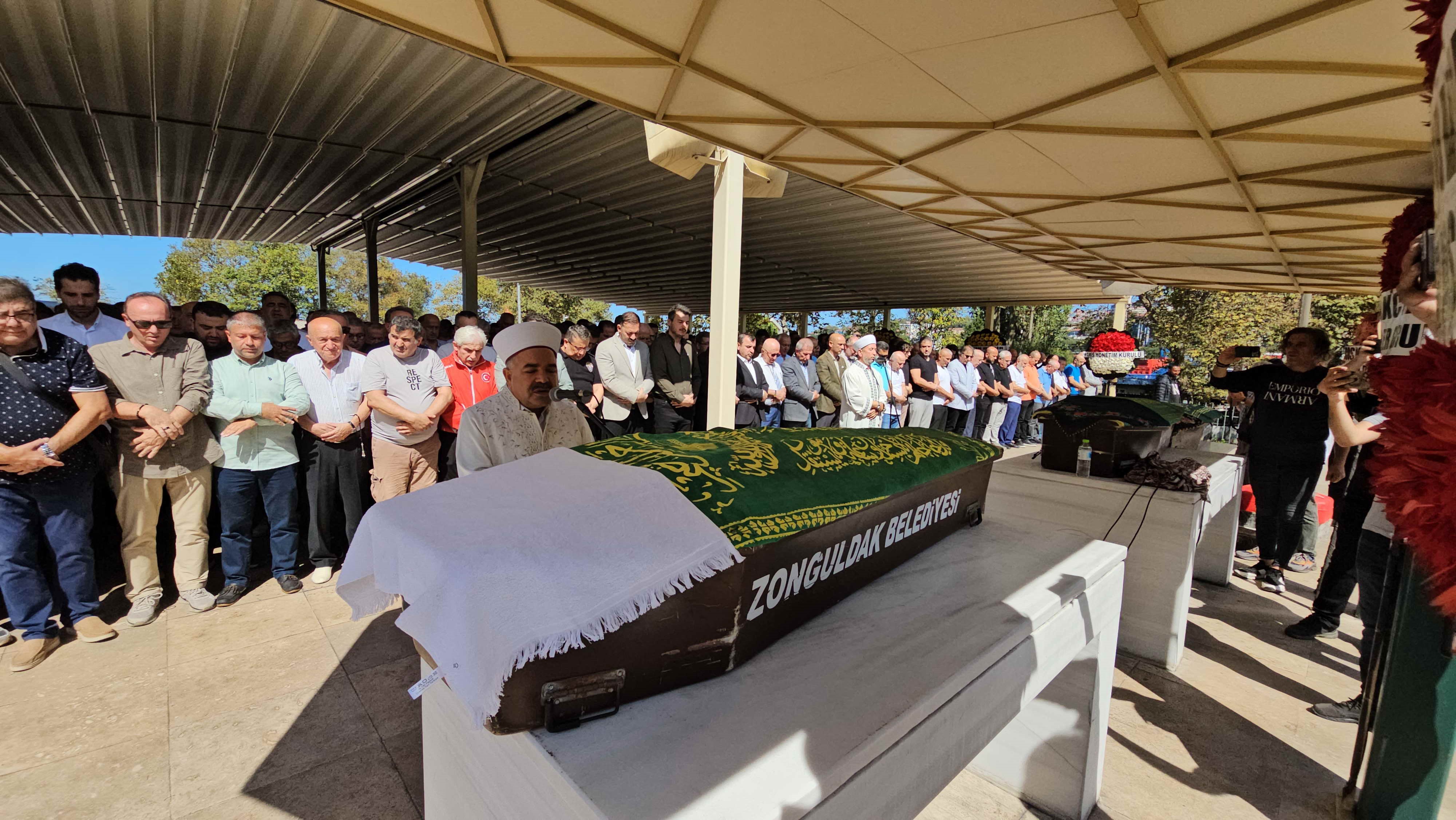 Tedavi Için Hastane Yolunda Feci Kazada Ölen Çift Son Yolculuğuna Uğurlandı 2