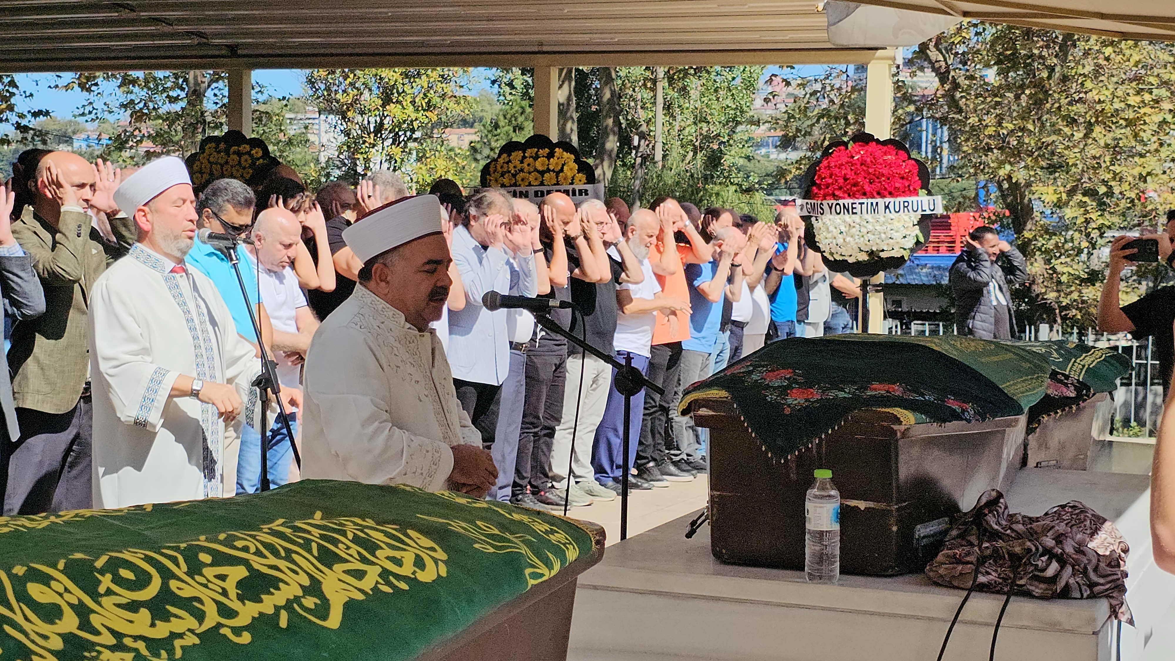 Tedavi Için Hastane Yolunda Feci Kazada Ölen Çift Son Yolculuğuna Uğurlandı 3