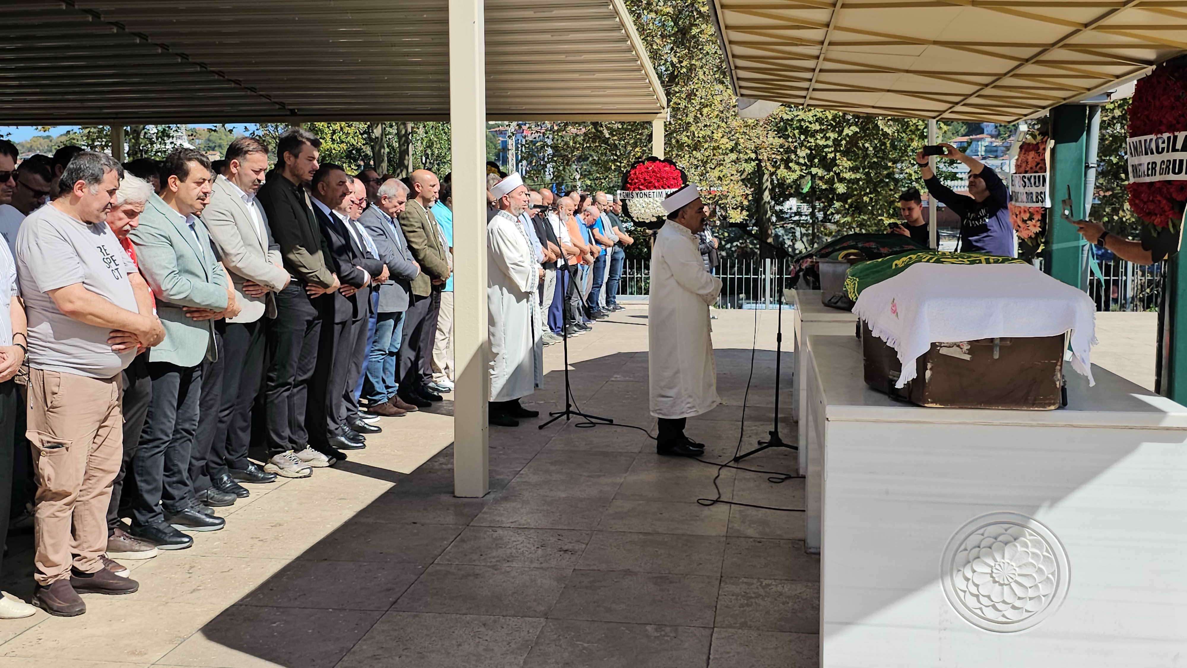 Tedavi Için Hastane Yolunda Feci Kazada Ölen Çift Son Yolculuğuna Uğurlandı 4