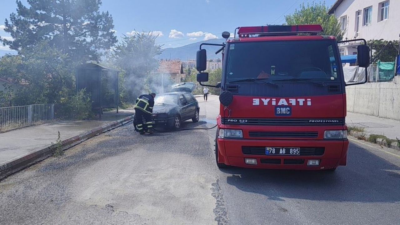 Trafikte Korku Dolu Anlar Otomobil Cayır Cayır Yandı (2)