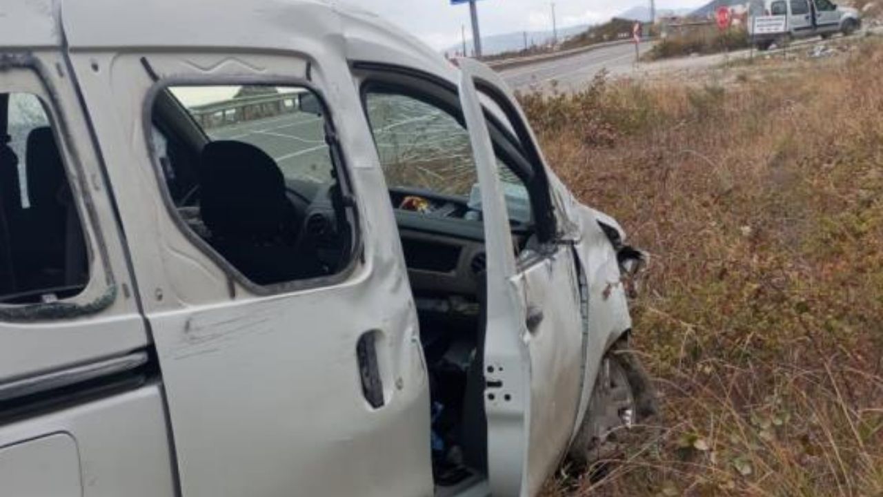 Türkeli Çatalzeytin Yolunda Feci Kaza Otomobil Istinat Duvarına Çarptı, 3 Yaralı (2)