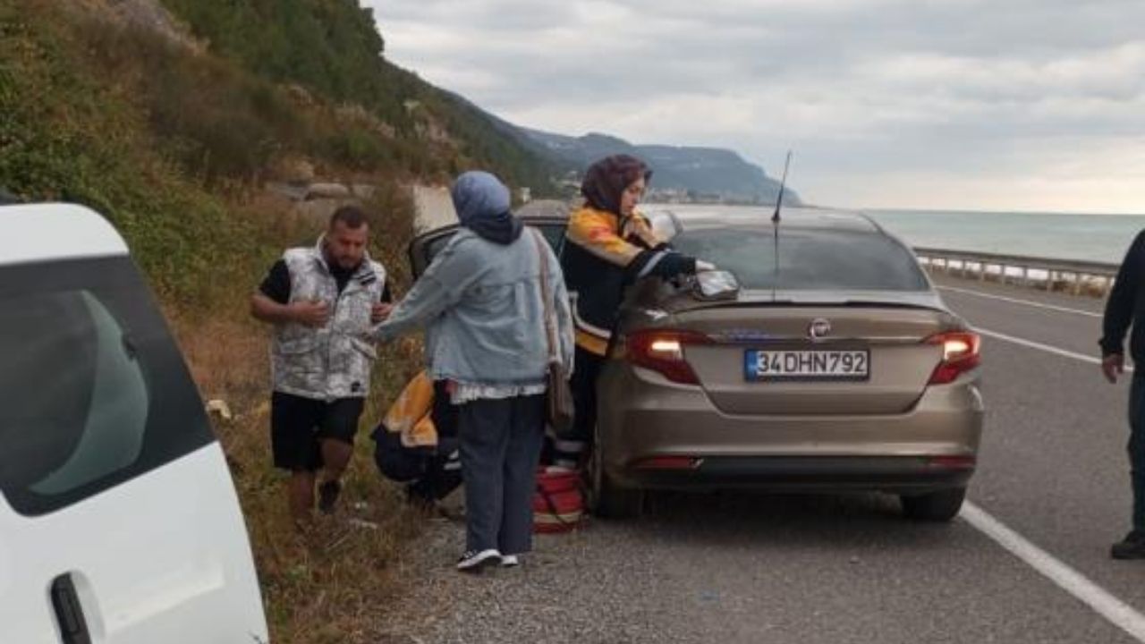 Türkeli Çatalzeytin Yolunda Feci Kaza Otomobil Istinat Duvarına Çarptı, 3 Yaralı (3)