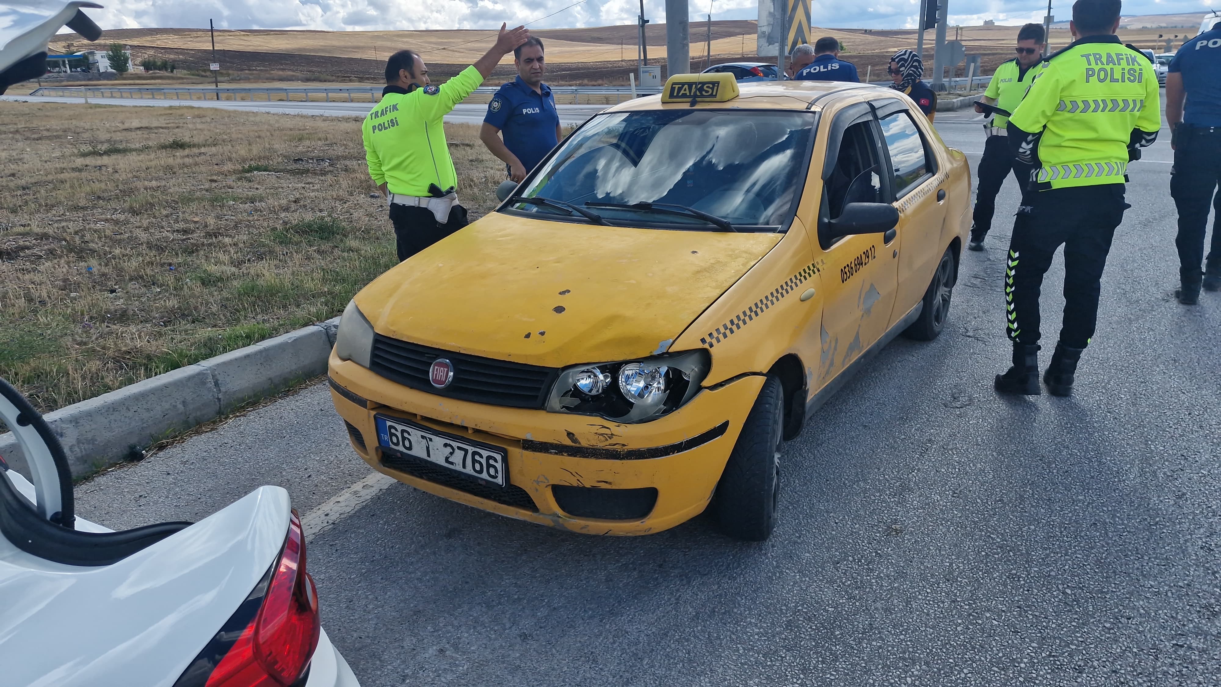 Üç Tekerlekli Motosiklet Ile Ticari Taksi Çarpıştı 2 Yaralı 2