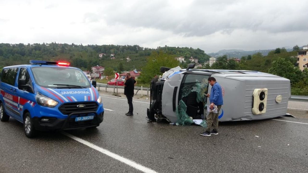 Yağış Kazaya Neden Oldu Hasta Nakil Aracı Devrildi (2)