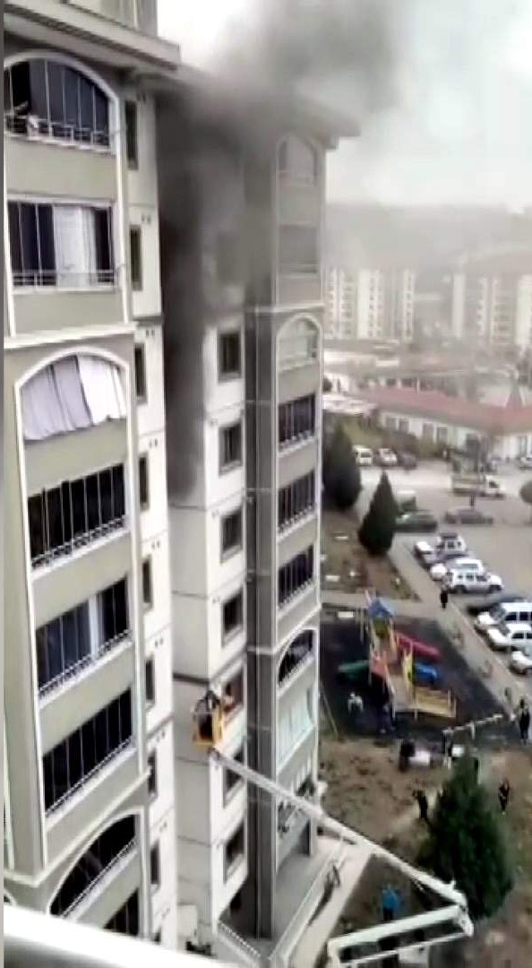 9 Katlı Binada Yangın Çıktı 5 Kişi Hastanelik Oldu