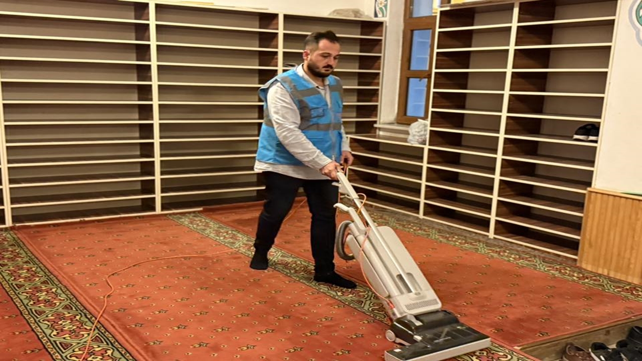 Ak Gençlik Cami Temizliği (2)
