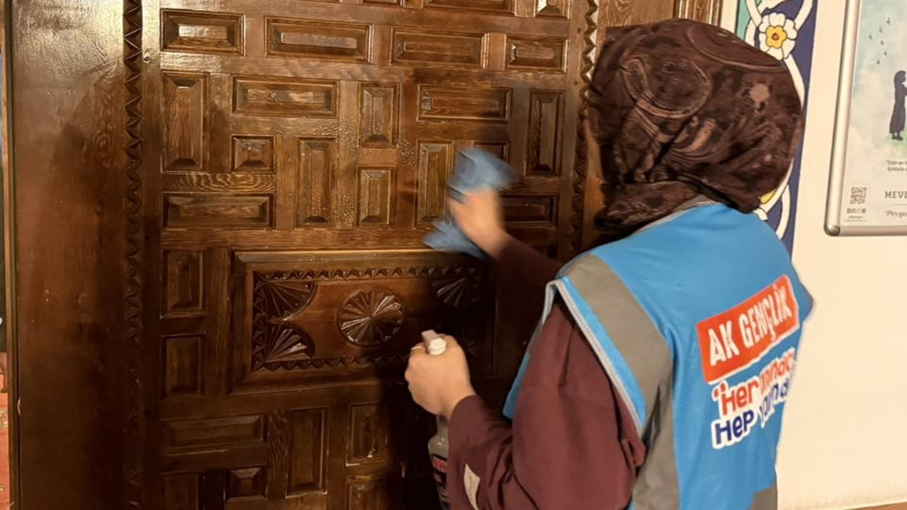 Ak Gençlik Cami Temizliği (3)
