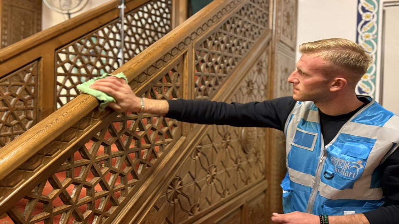 Ak Gençlik Cami Temizliği (4)