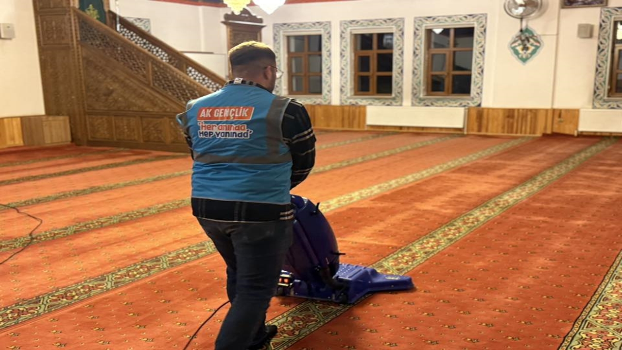 Ak Gençlik Cami Temizliği (8)